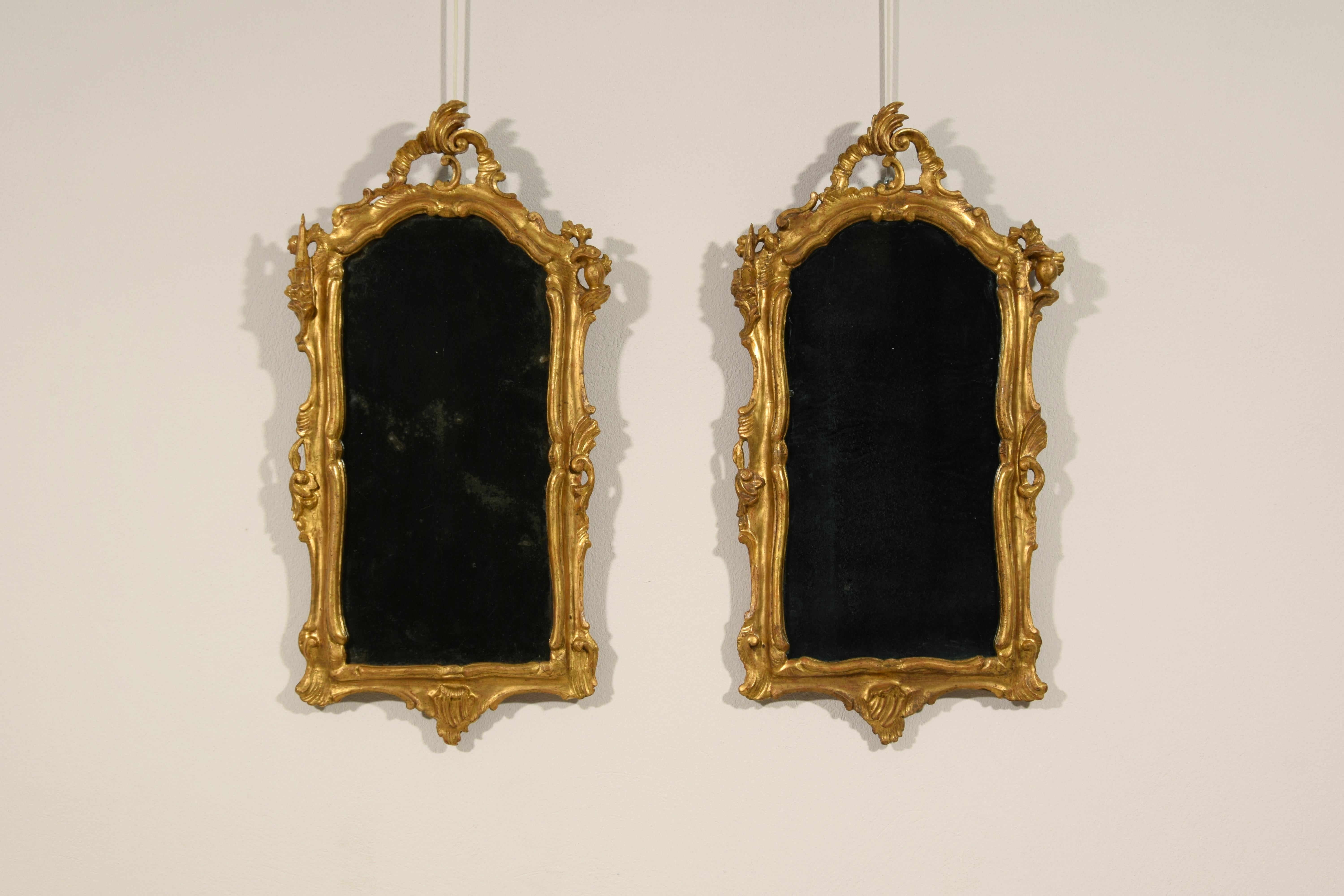 XVIIIe siècle, Paire de miroirs vénitiens Louis XV en bois sculpté et doré en vente 7