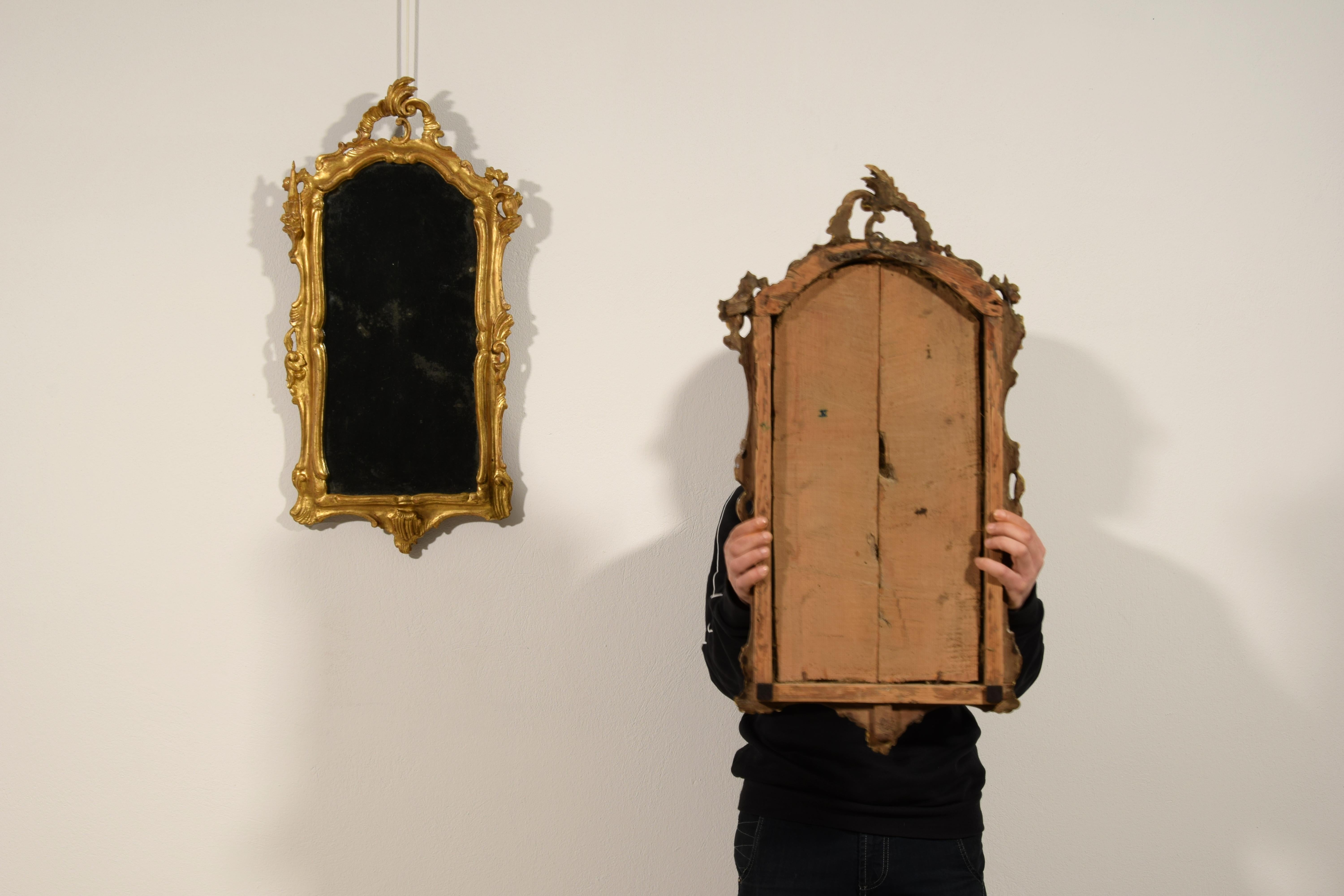 XVIIIe siècle, Paire de miroirs vénitiens Louis XV en bois sculpté et doré en vente 8