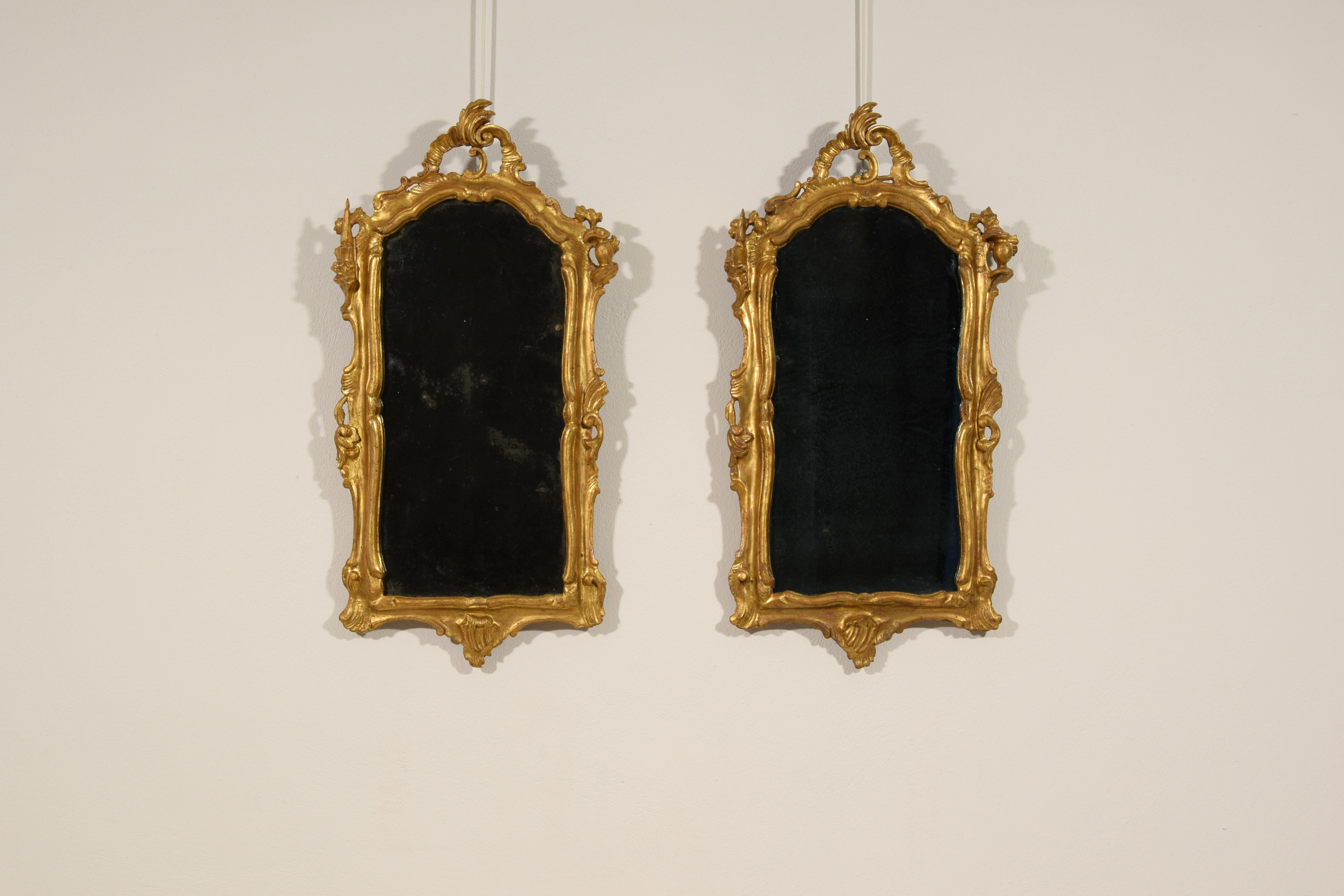 XVIIIe siècle, Paire de miroirs vénitiens Louis XV en bois sculpté et doré en vente 9