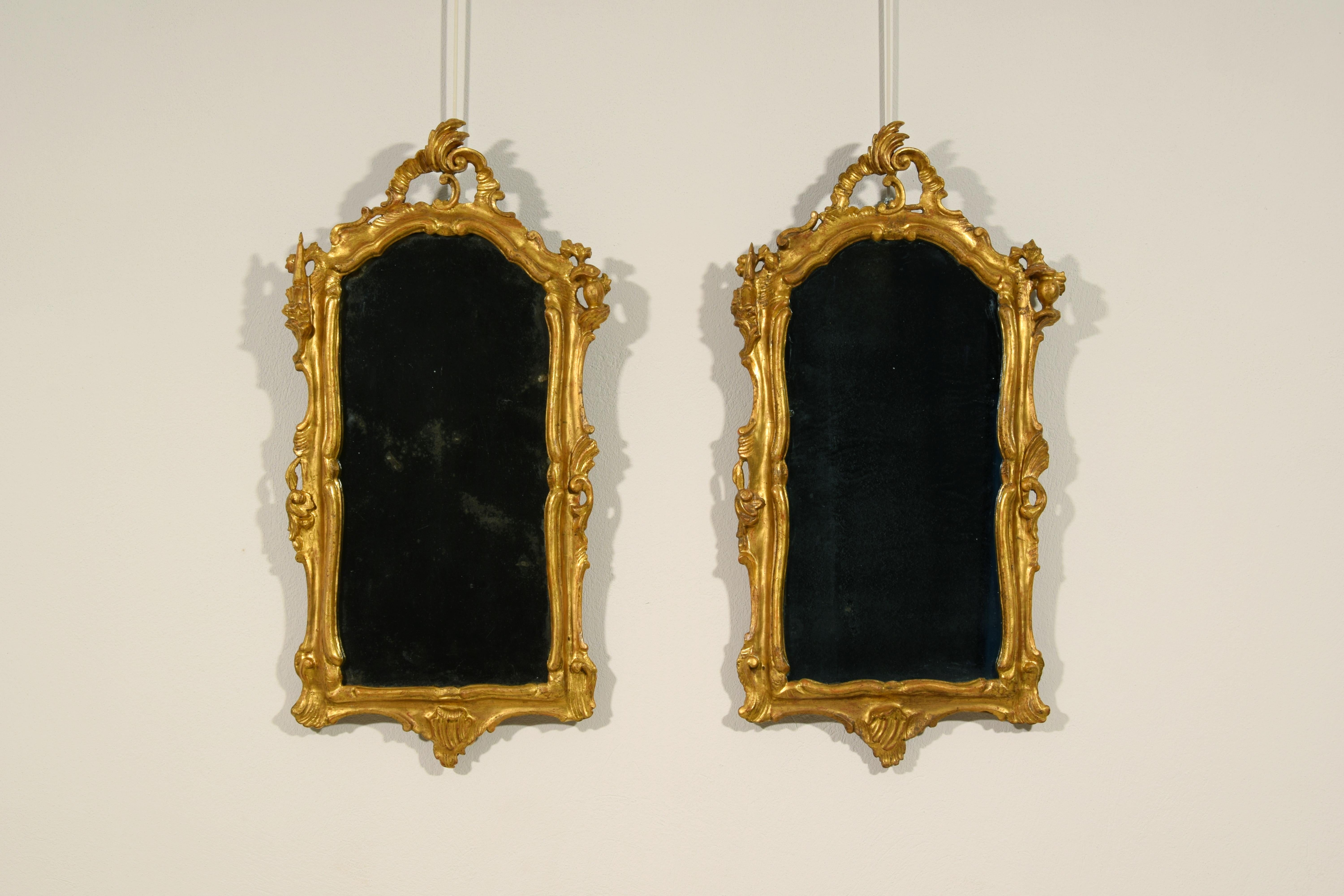 Seconde moitié du XVIIIe siècle, paire de miroirs vénitiens Louis XV en bois sculpté et doré

Cette belle paire de miroirs a été fabriquée à Venise dans la seconde moitié du XVIIIe siècle, à l'époque baroque.
Le cadre en bois doré est richement