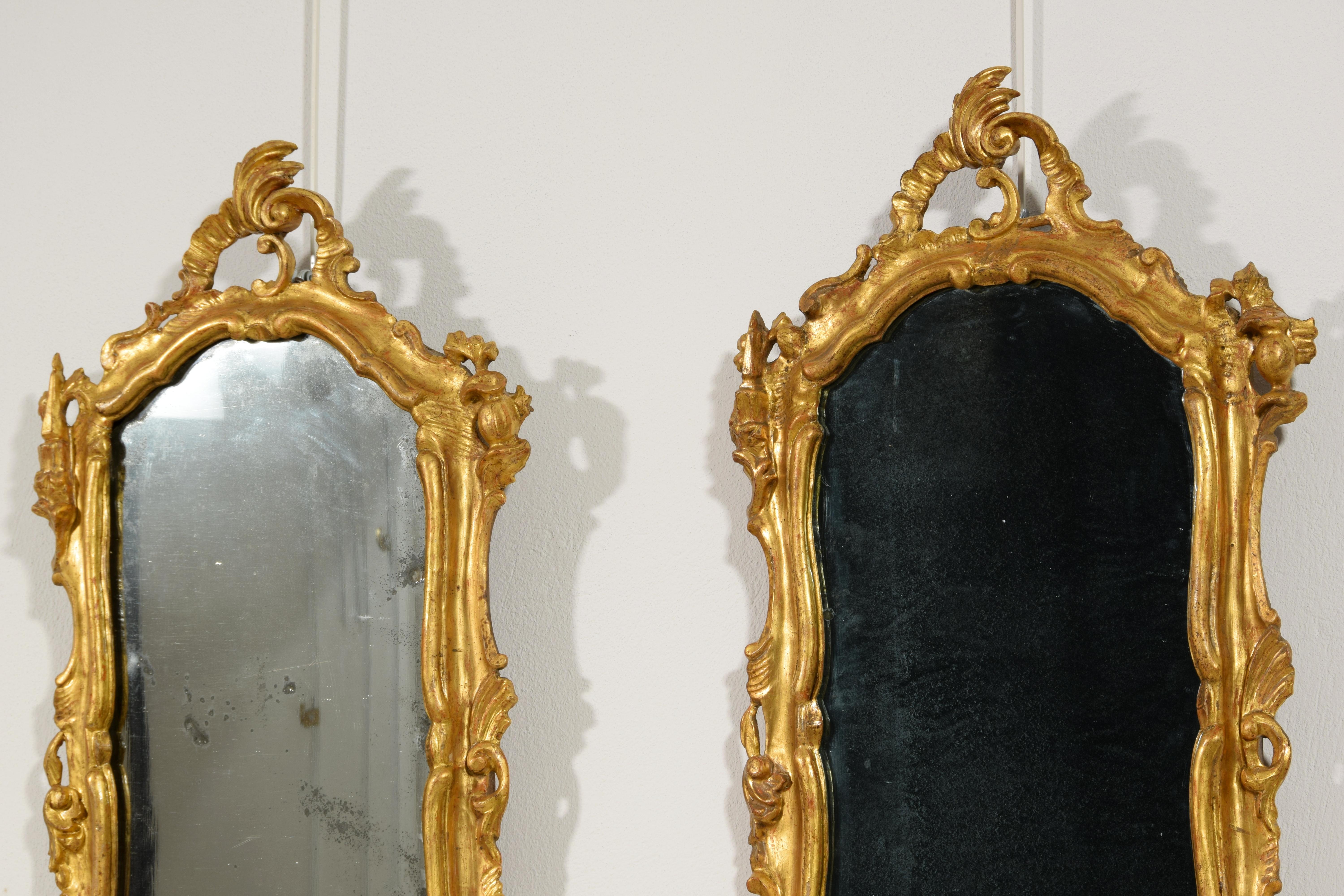 italien XVIIIe siècle, Paire de miroirs vénitiens Louis XV en bois sculpté et doré en vente