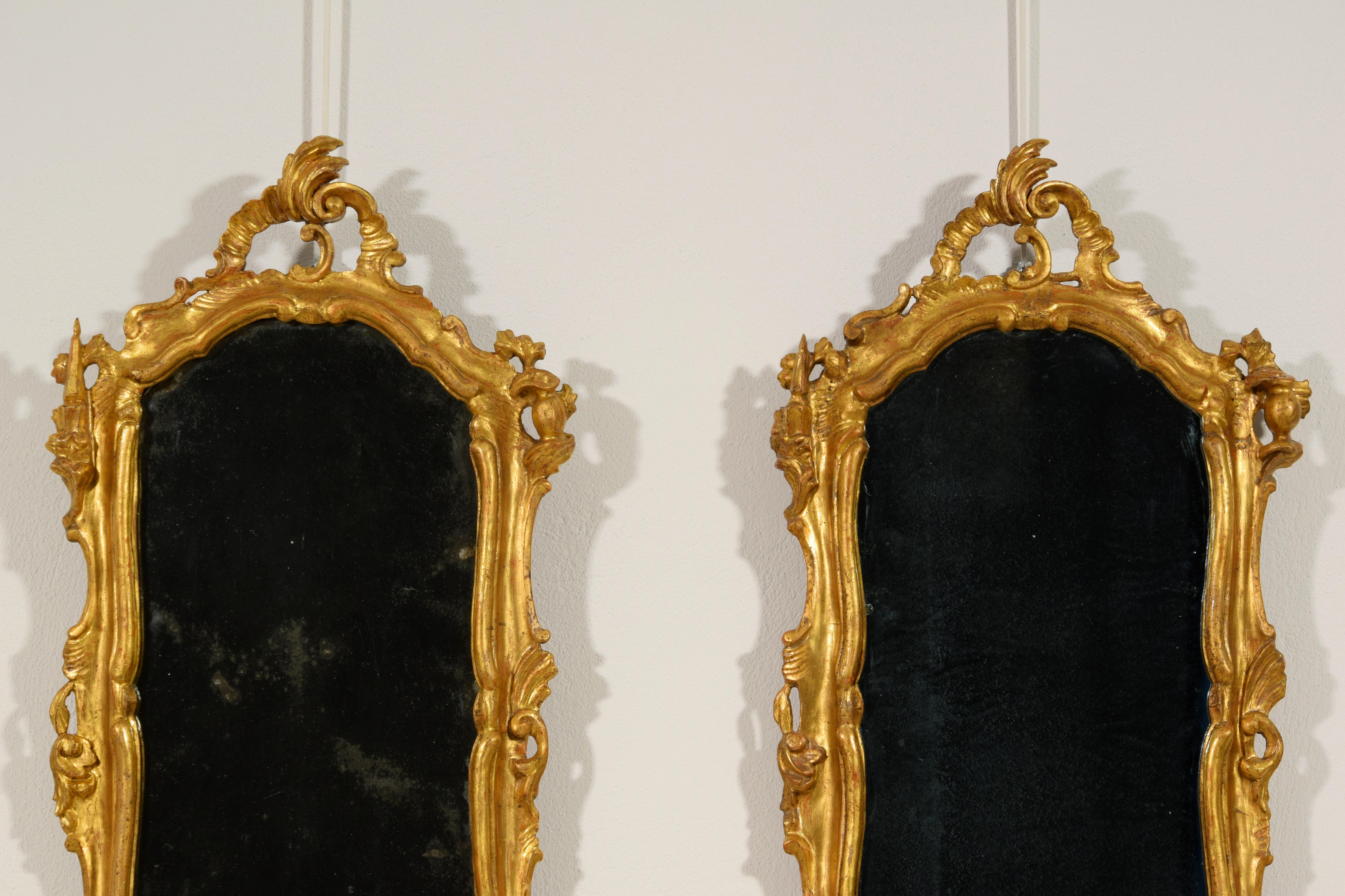 Sculpté à la main XVIIIe siècle, Paire de miroirs vénitiens Louis XV en bois sculpté et doré en vente
