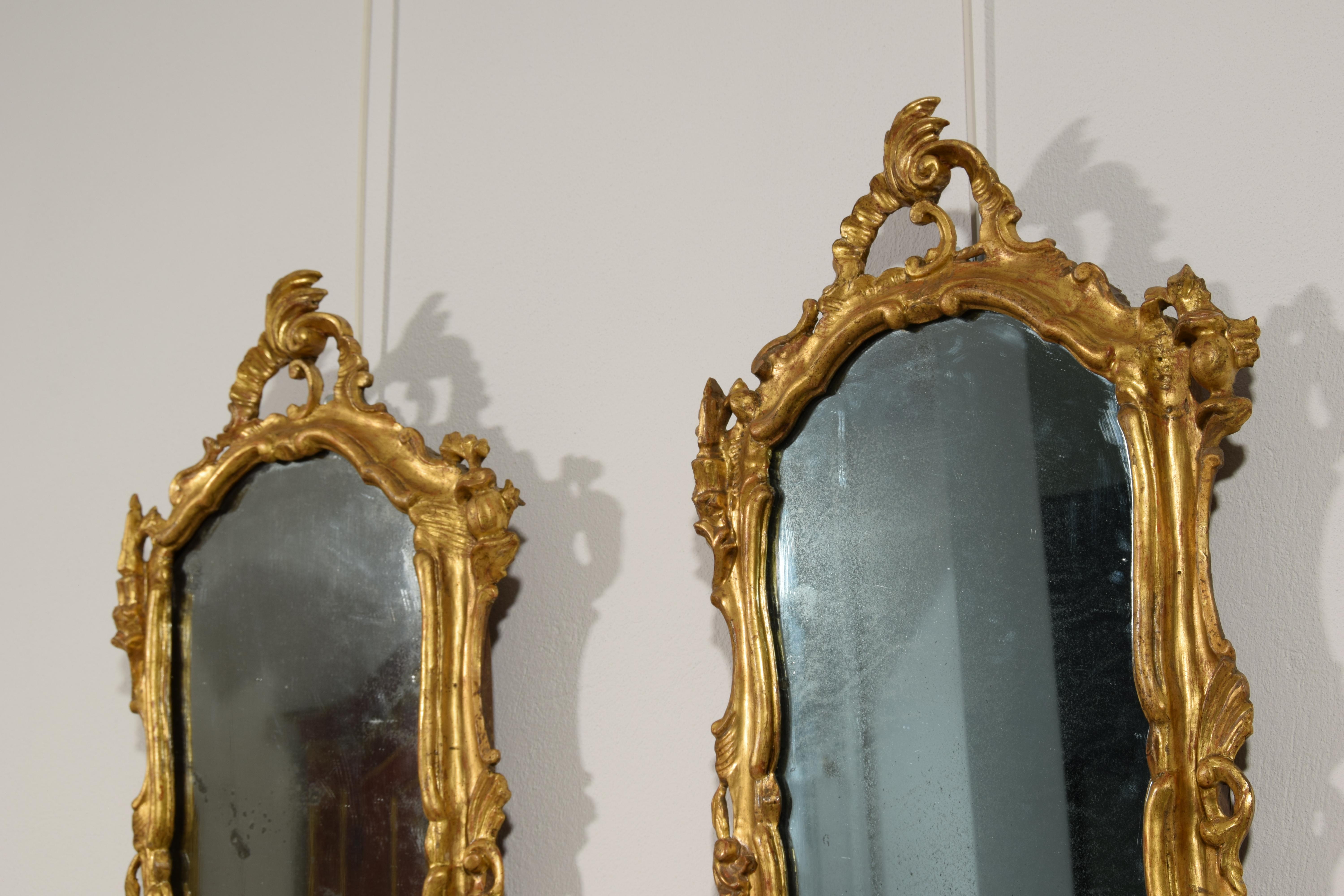 XVIIIe siècle et antérieur XVIIIe siècle, Paire de miroirs vénitiens Louis XV en bois sculpté et doré en vente