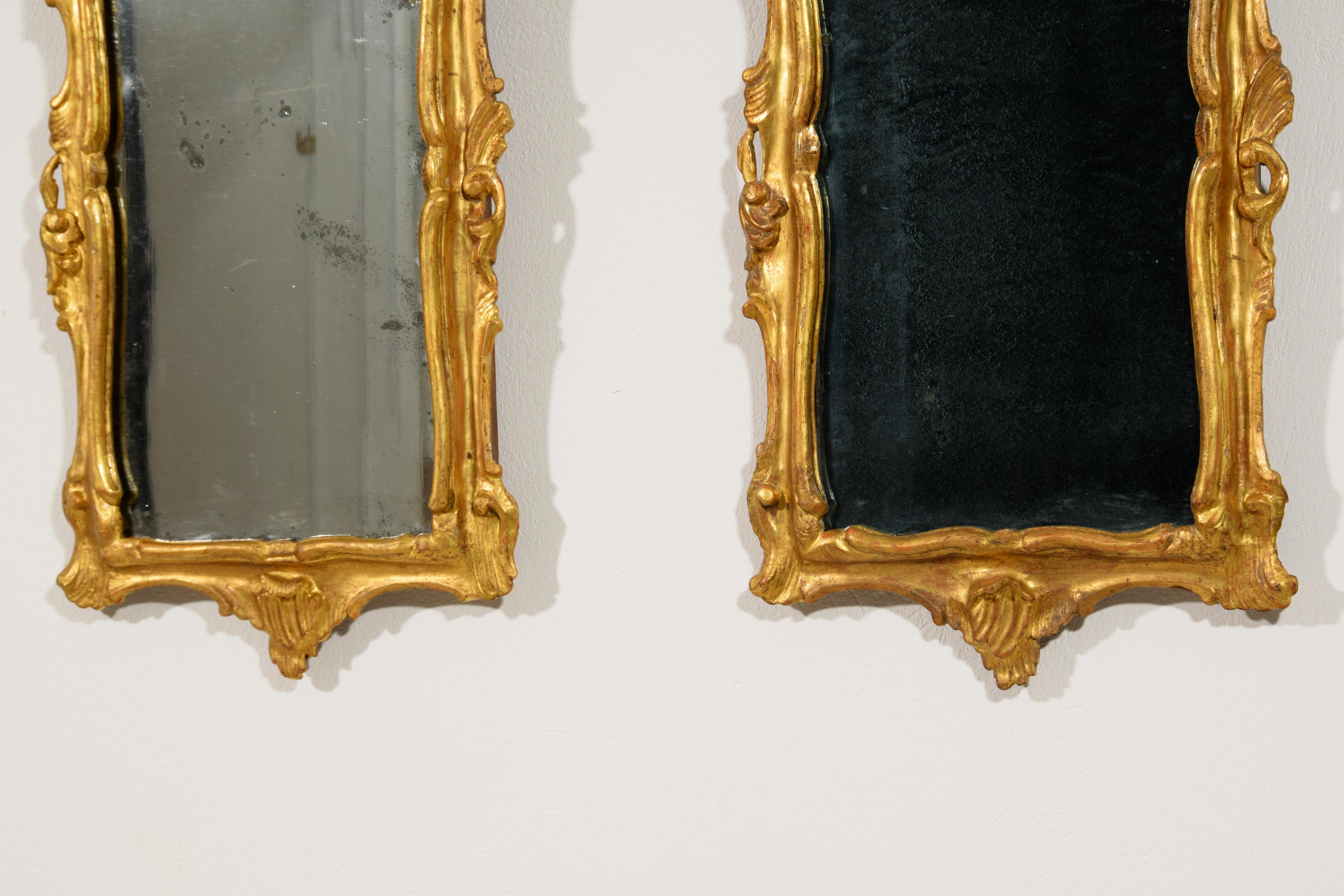 Miroir XVIIIe siècle, Paire de miroirs vénitiens Louis XV en bois sculpté et doré en vente