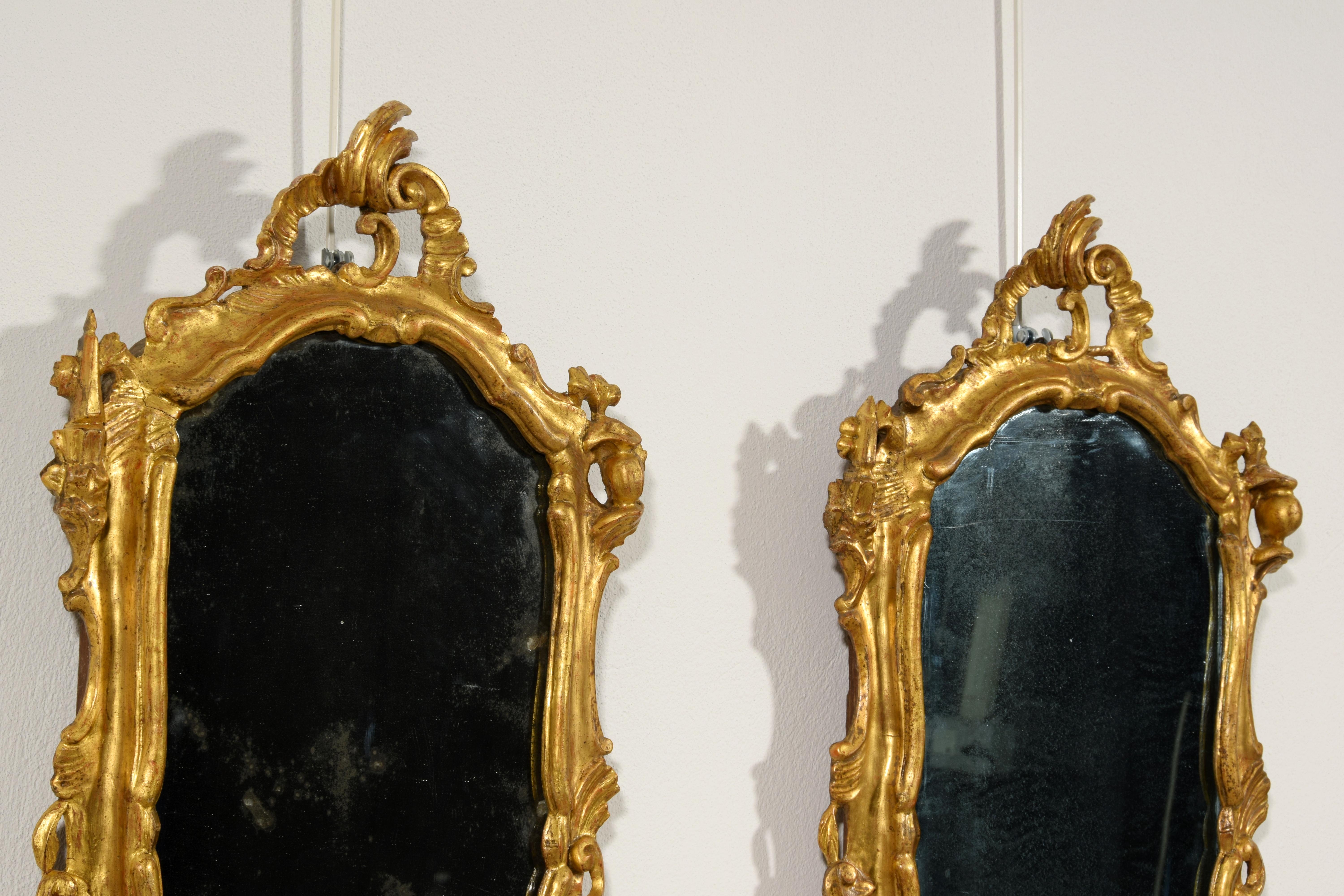 XVIIIe siècle, Paire de miroirs vénitiens Louis XV en bois sculpté et doré en vente 1