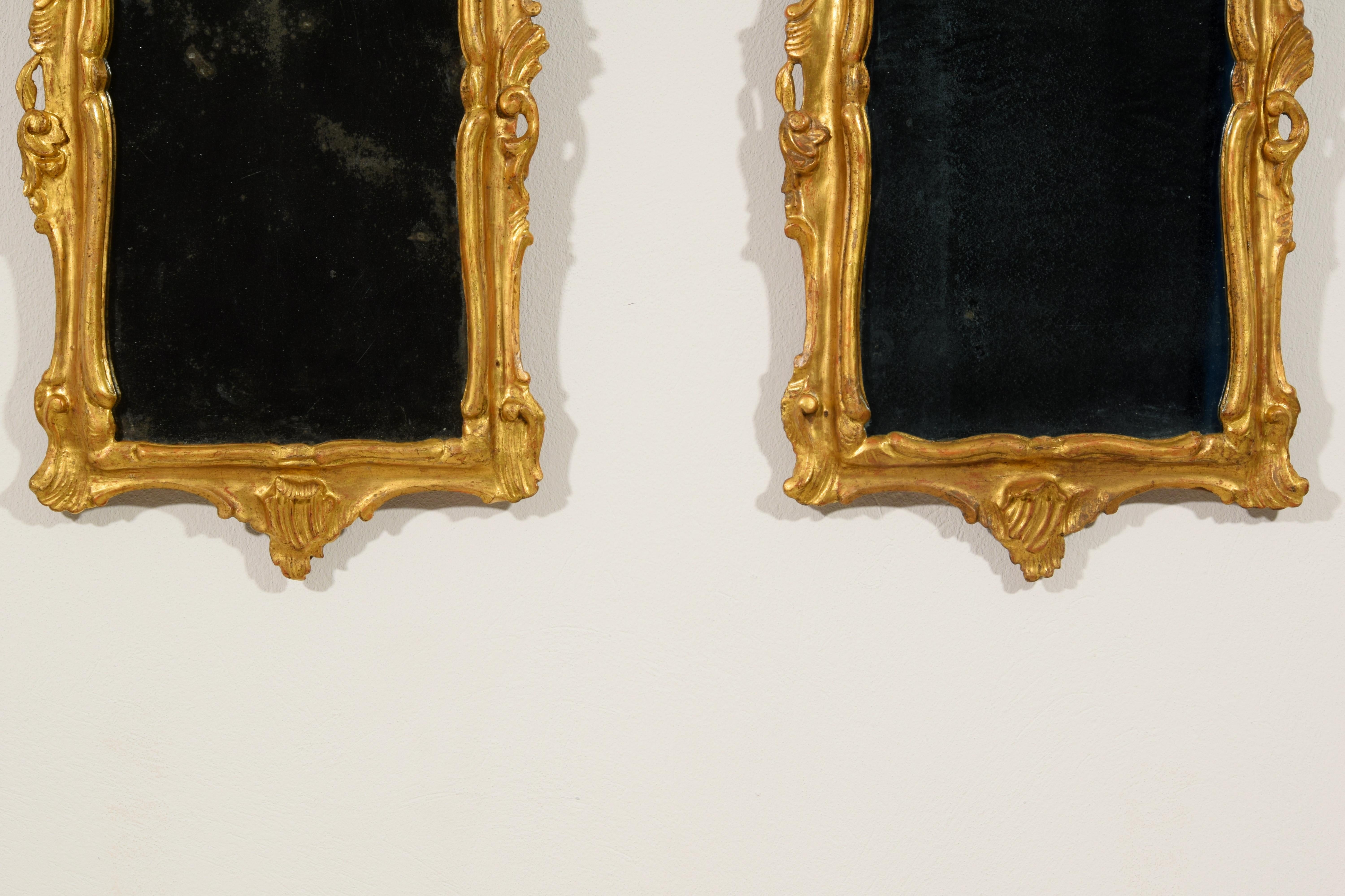 XVIIIe siècle, Paire de miroirs vénitiens Louis XV en bois sculpté et doré en vente 2