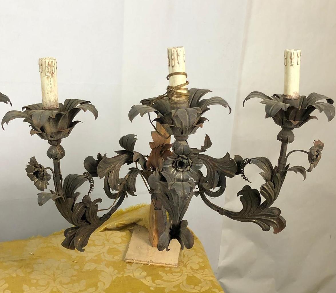 Pair of elegant wrought iron sconces of Italian origin dating from the late 18th century.
Traces of gilding.

Period: late 18th- early 19th century
Origin: Italy - Venice - Venetian manufacture
Manufacture in good general condition.