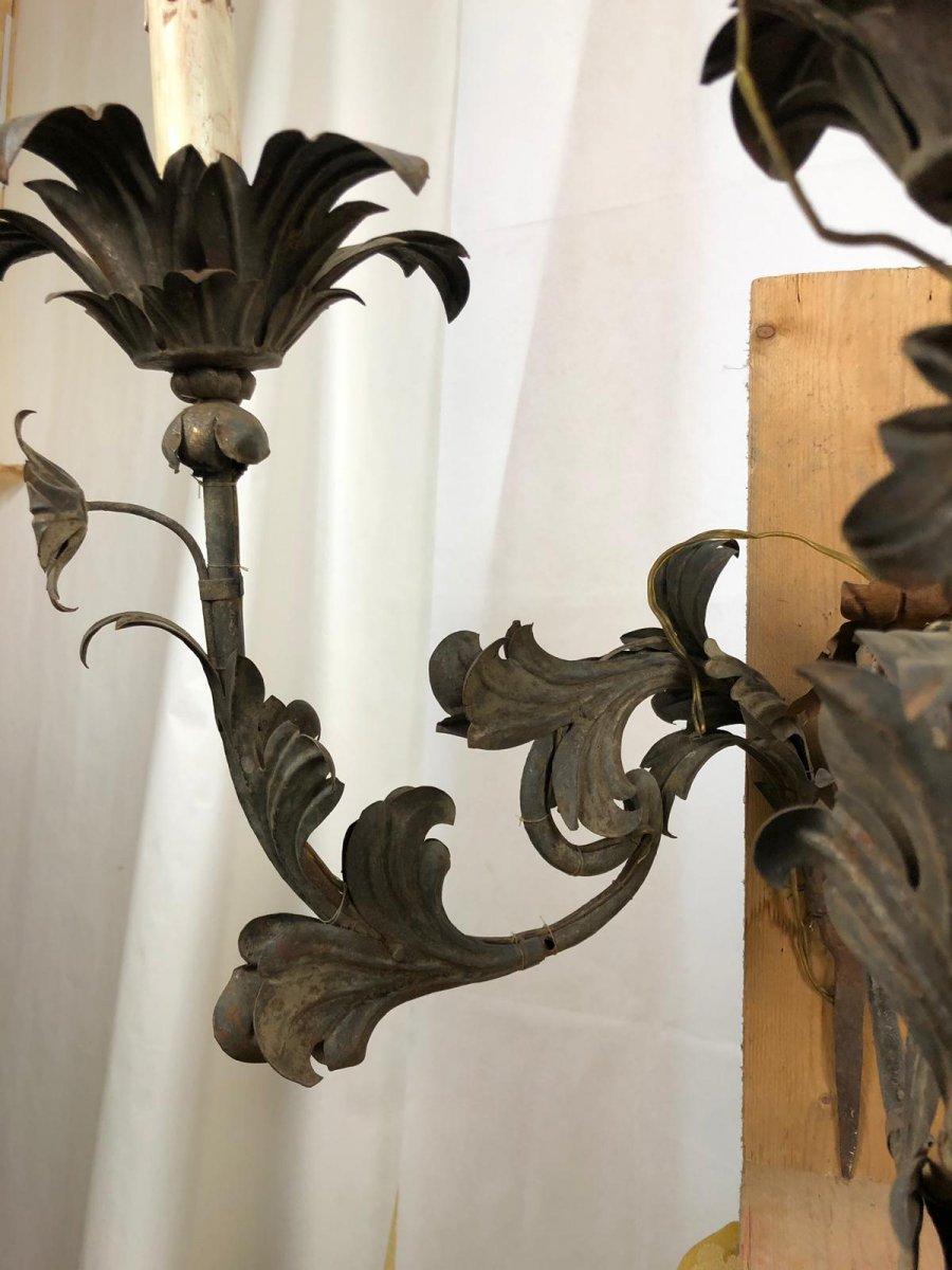 Hand-Crafted 18th Century Pair of Venetian Wrought Iron Wall Sconces For Sale