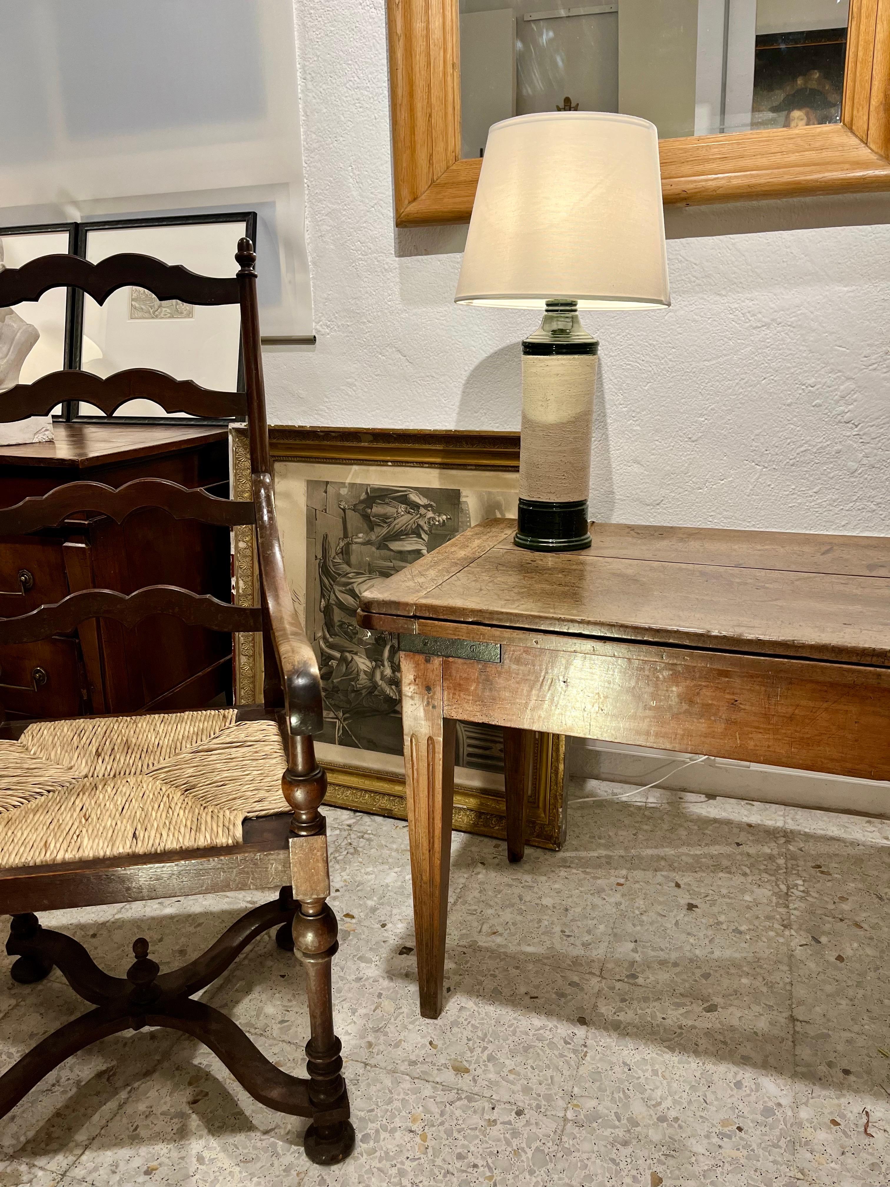18° secolo  Coppia di armadi provenzali in legno di faggio e sedile in paglia In condizioni buone in vendita a Madrid, ES