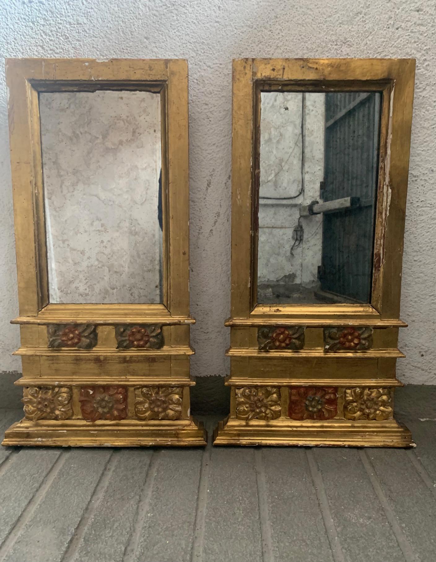 Paire de miroirs espagnols polychromes en bois sculpté et doré du 18e siècle en vente 2