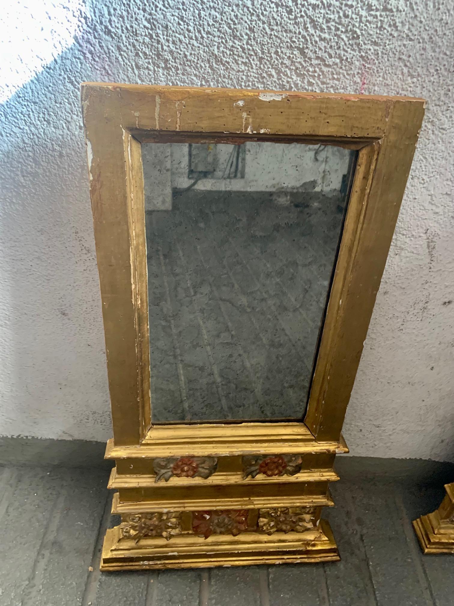 Paire de miroirs espagnols polychromes en bois sculpté et doré du 18e siècle en vente 3