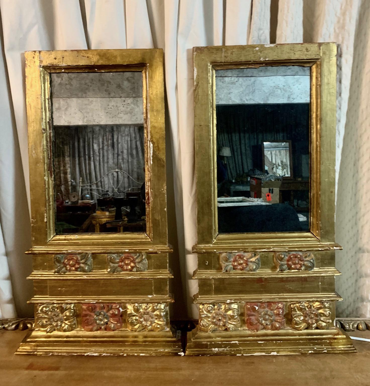 Paire de miroirs espagnols polychromes en bois sculpté et doré du 18e siècle en vente 6
