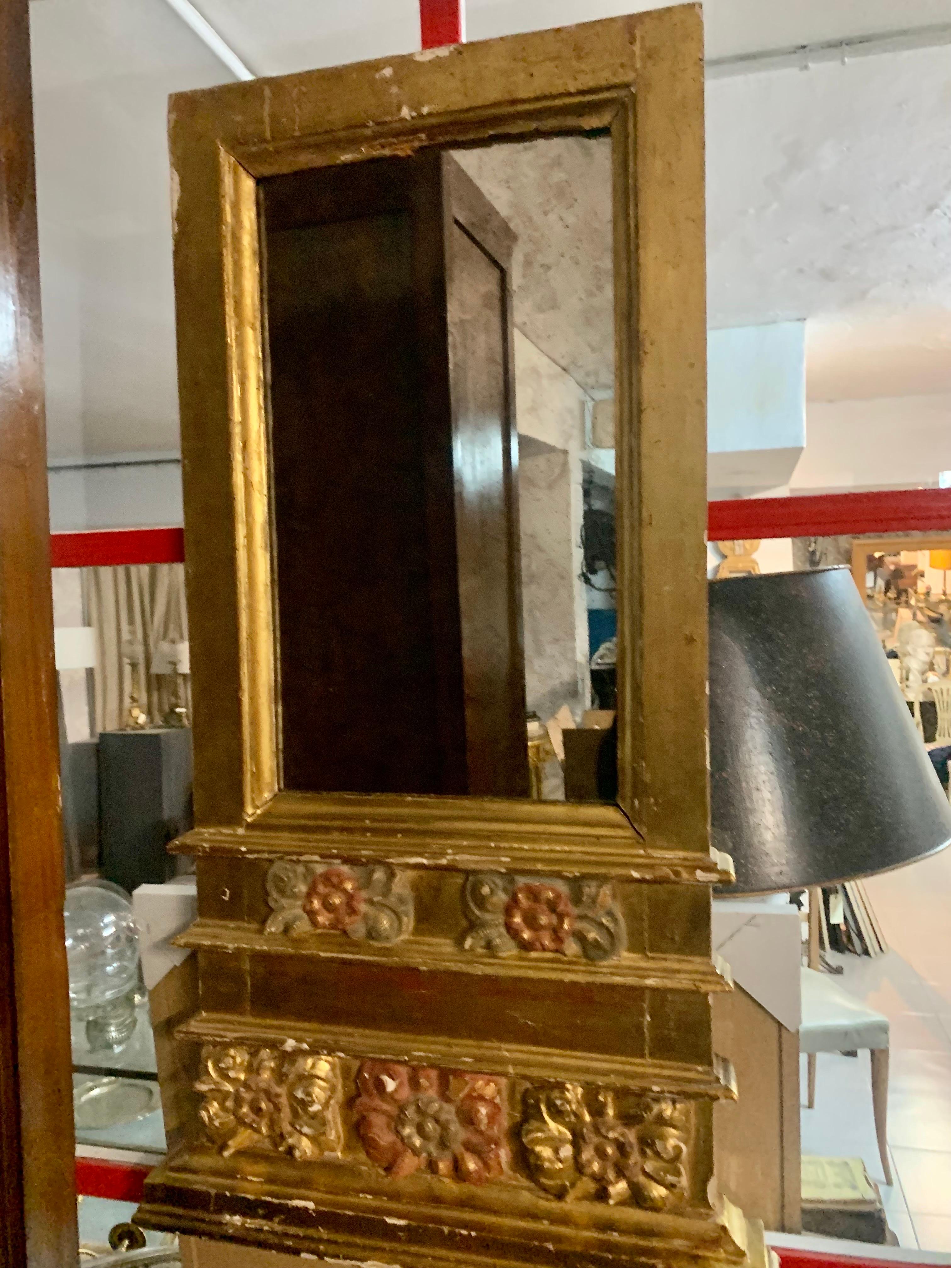 Paire de miroirs espagnols polychromes en bois sculpté et doré du 18e siècle en vente 7