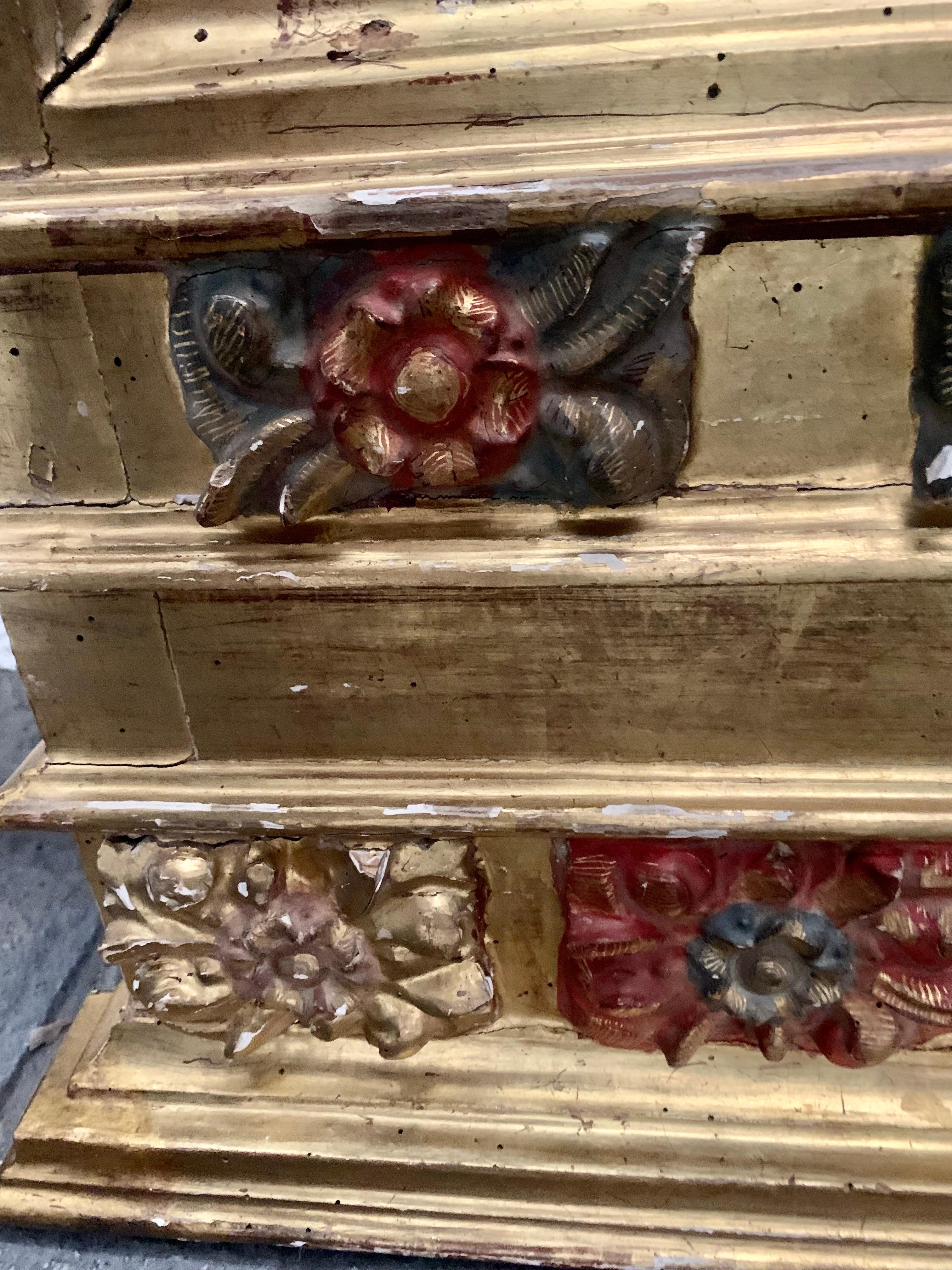 Paire de miroirs espagnols polychromes en bois sculpté et doré du 18e siècle en vente 8