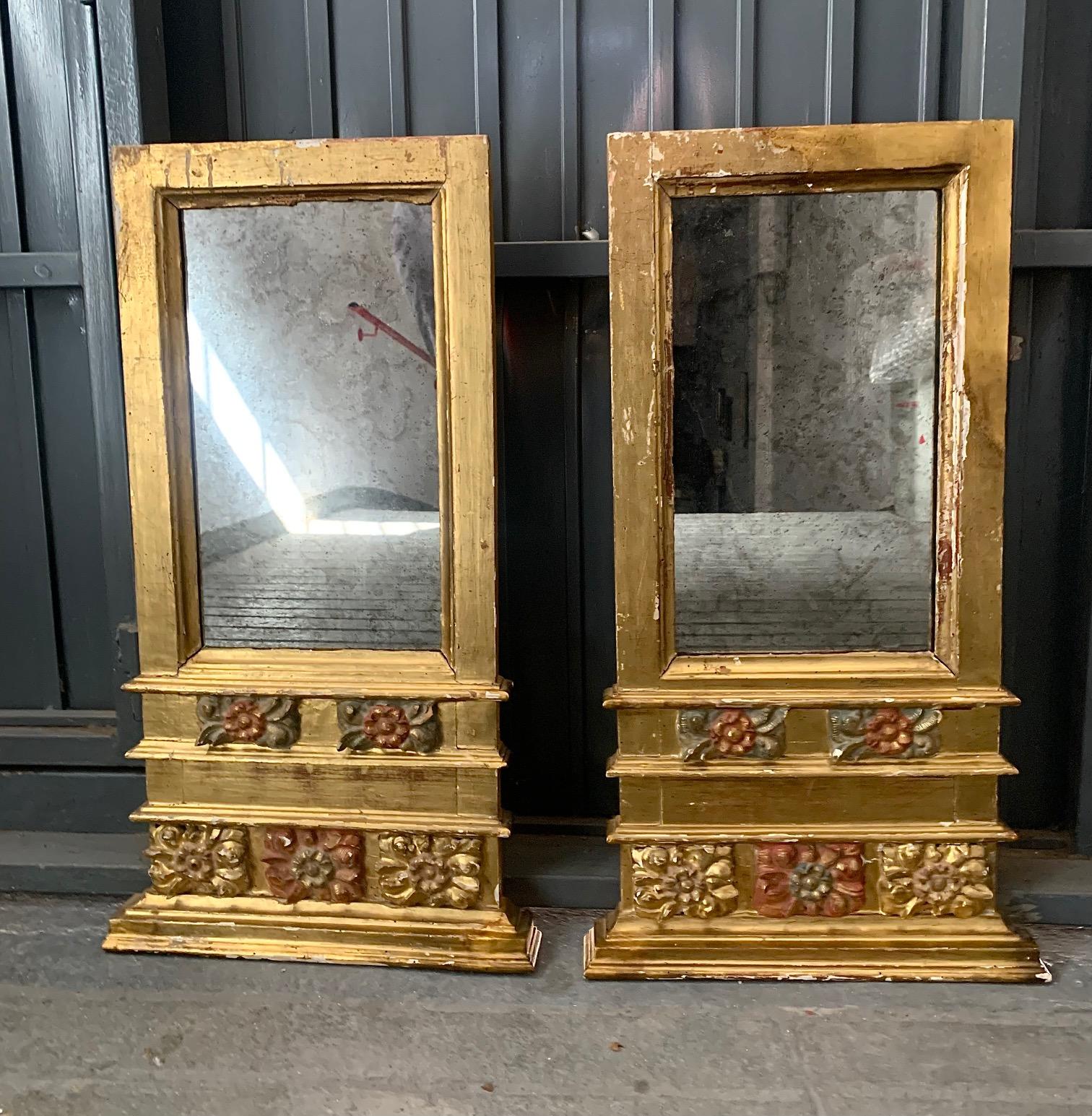 Baroque Paire de miroirs espagnols polychromes en bois sculpté et doré du 18e siècle en vente