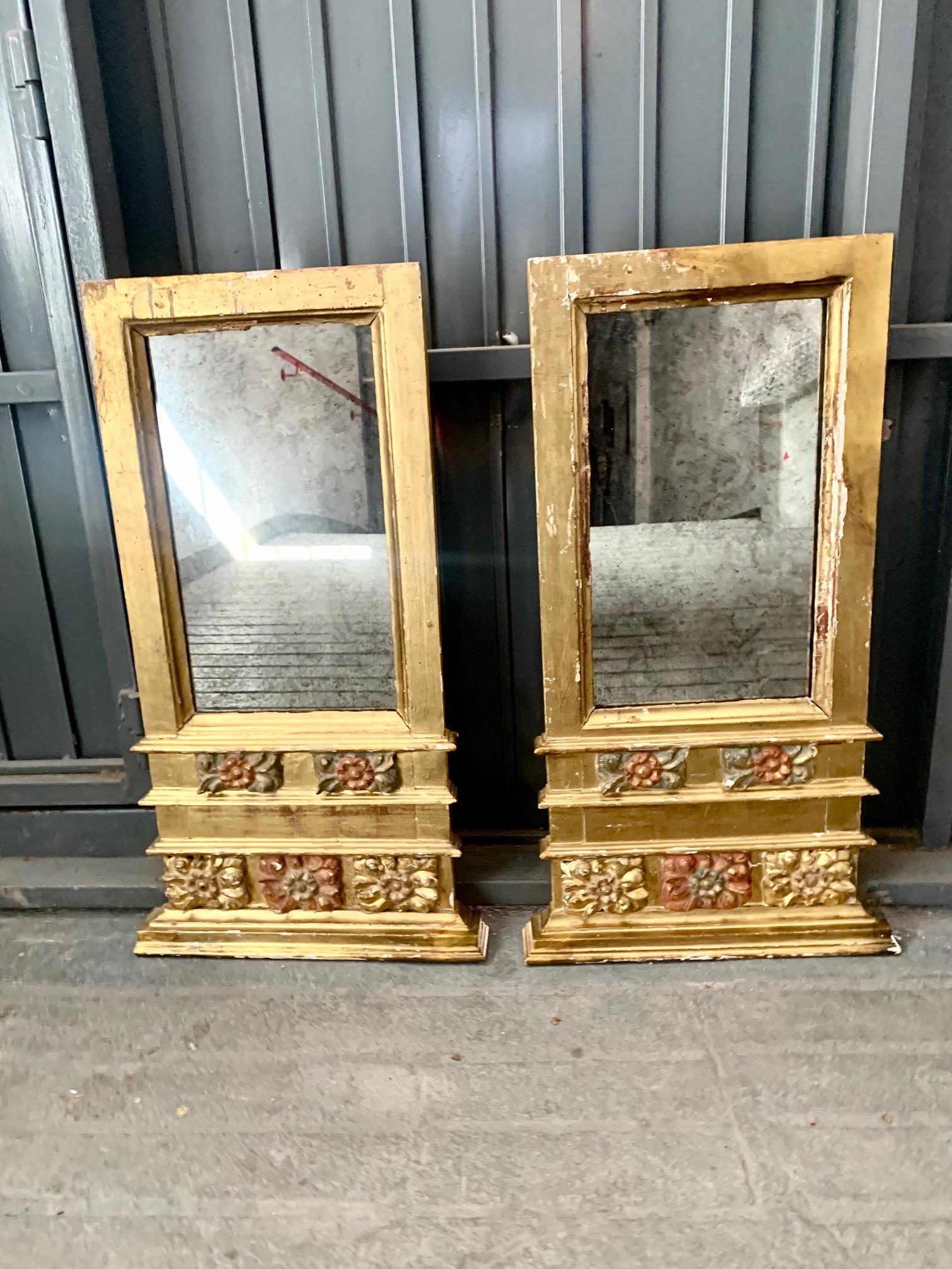 Paire de miroirs espagnols polychromes en bois sculpté et doré du 18e siècle Bon état - En vente à Madrid, ES