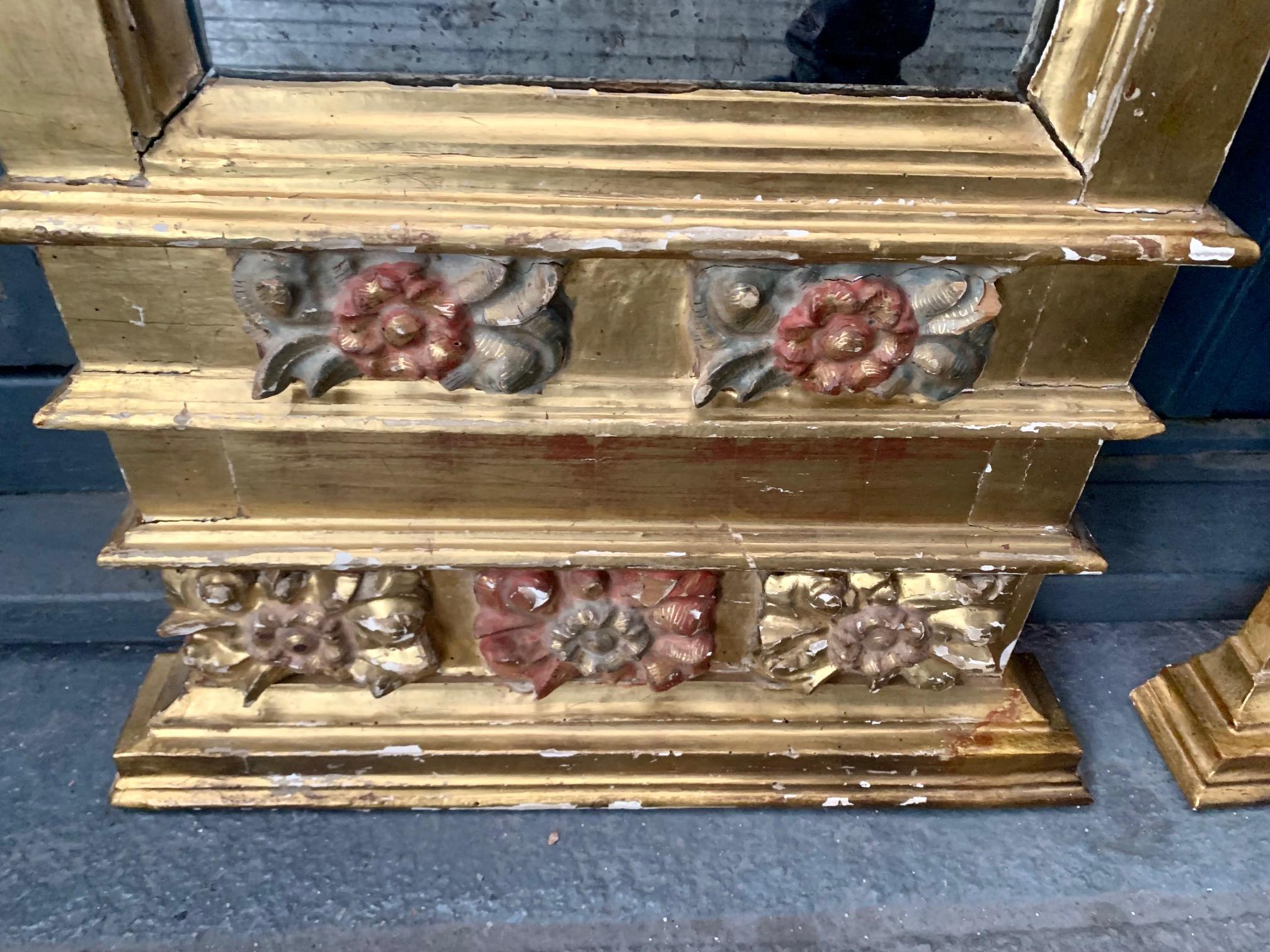 XVIIIe siècle Paire de miroirs espagnols polychromes en bois sculpté et doré du 18e siècle en vente