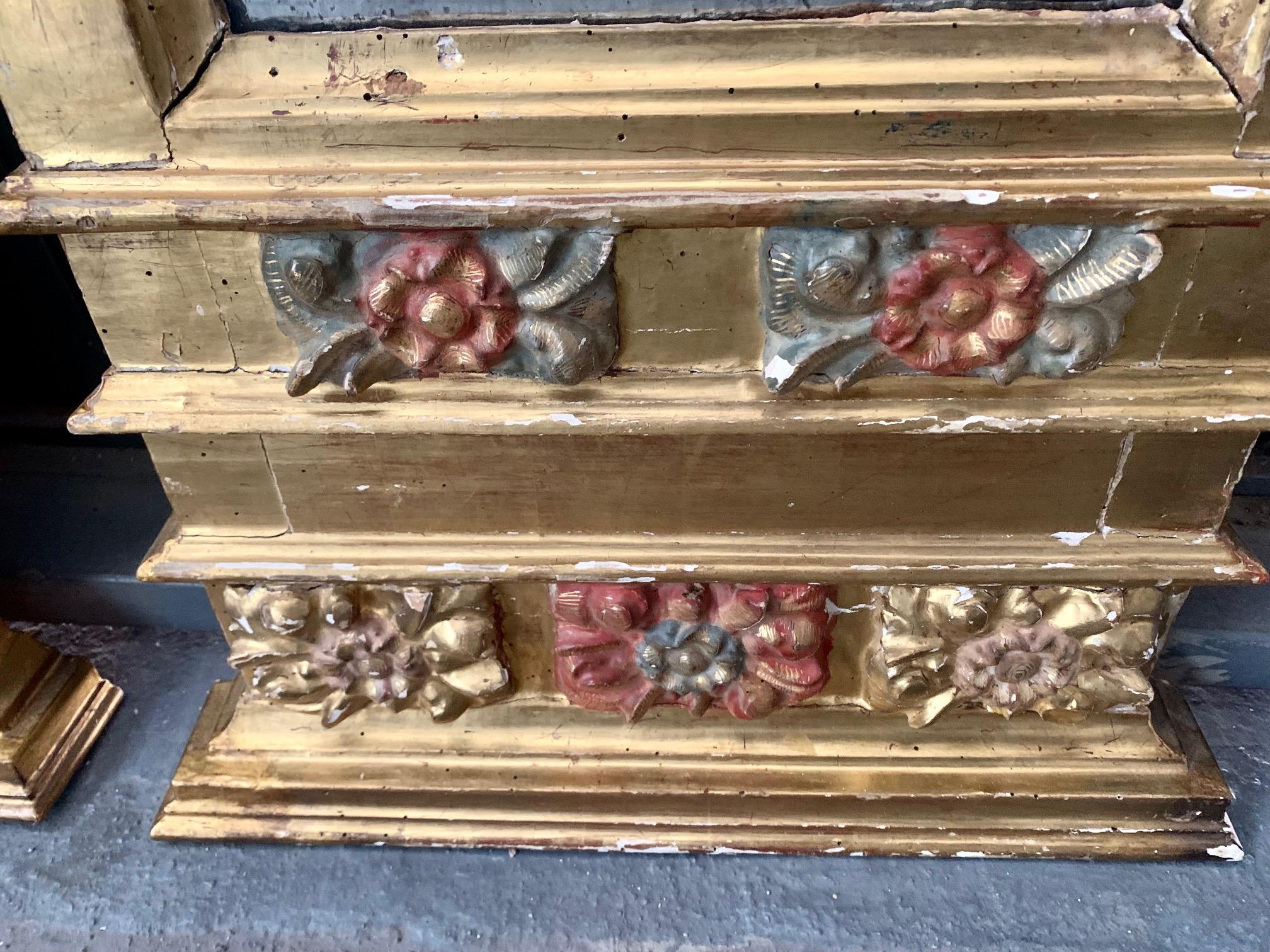 Bois doré Paire de miroirs espagnols polychromes en bois sculpté et doré du 18e siècle en vente