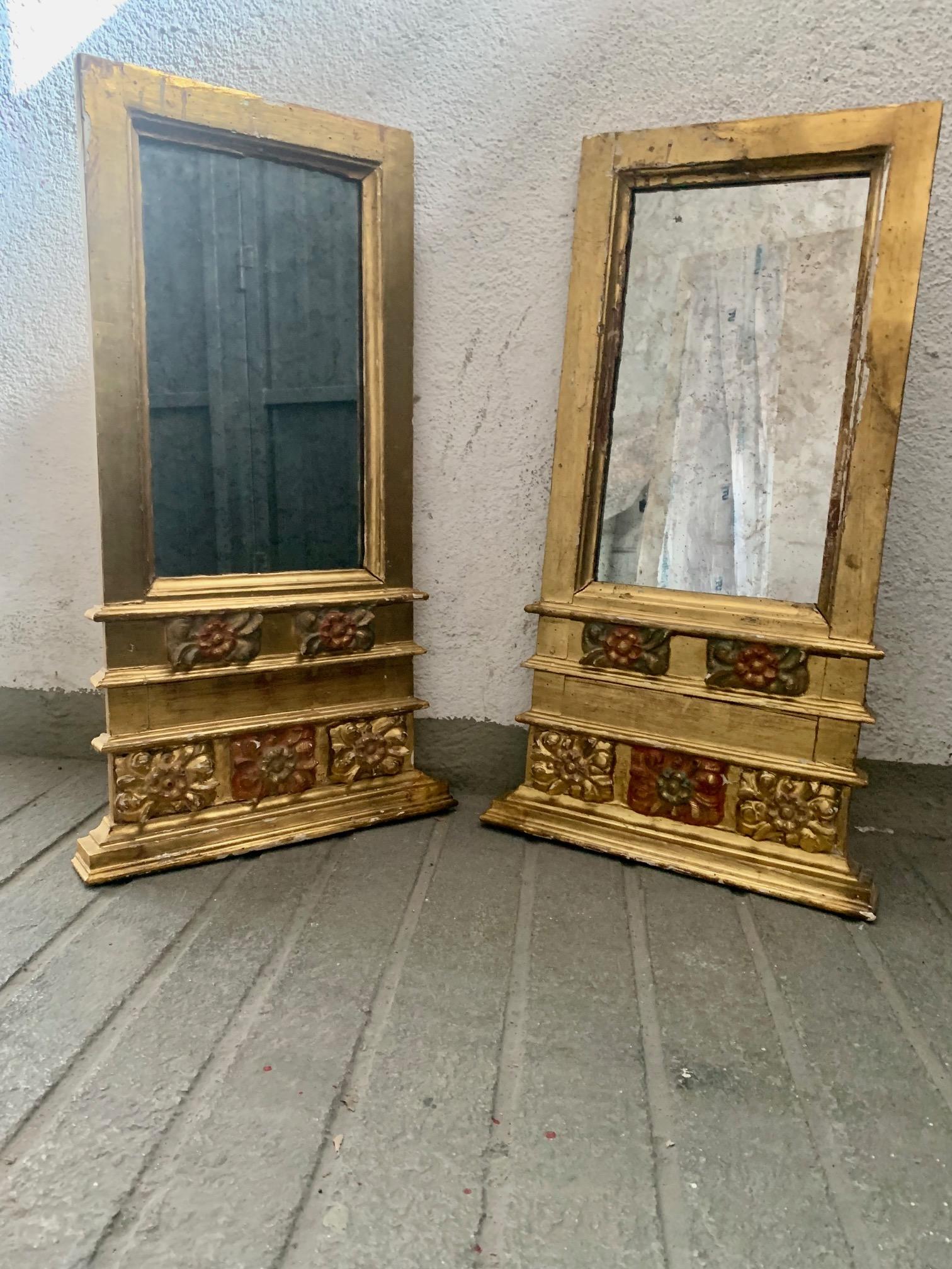 Paire de miroirs espagnols polychromes en bois sculpté et doré du 18e siècle en vente 1