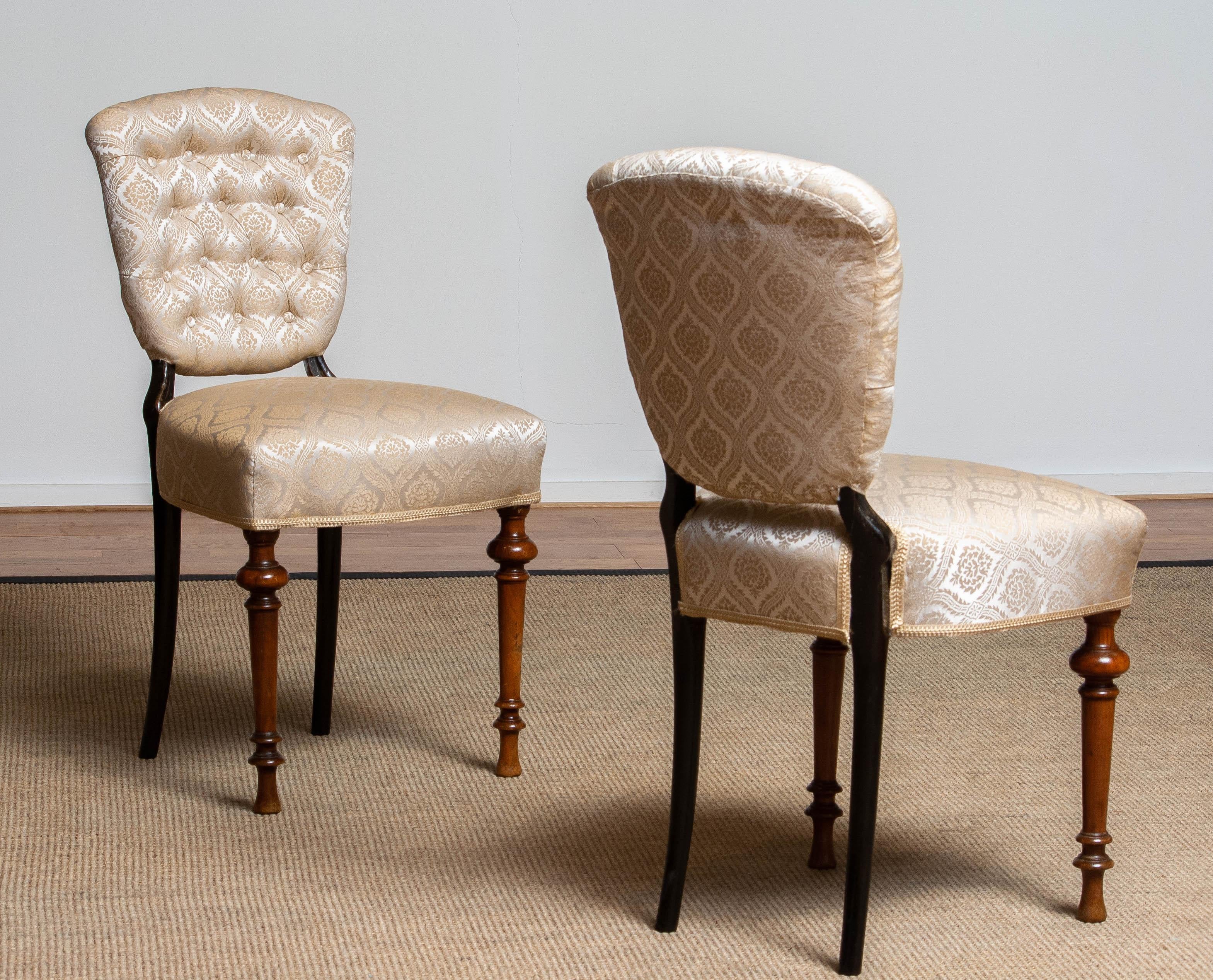 Beautiful and very decorative set of two Swedish neoclassical chairs / side chairs from the 18th century in two tone. Both are completely restored. New bindings - linen - springs ect. Also new fabric. Classical jacquard.
Both chairs are in very good