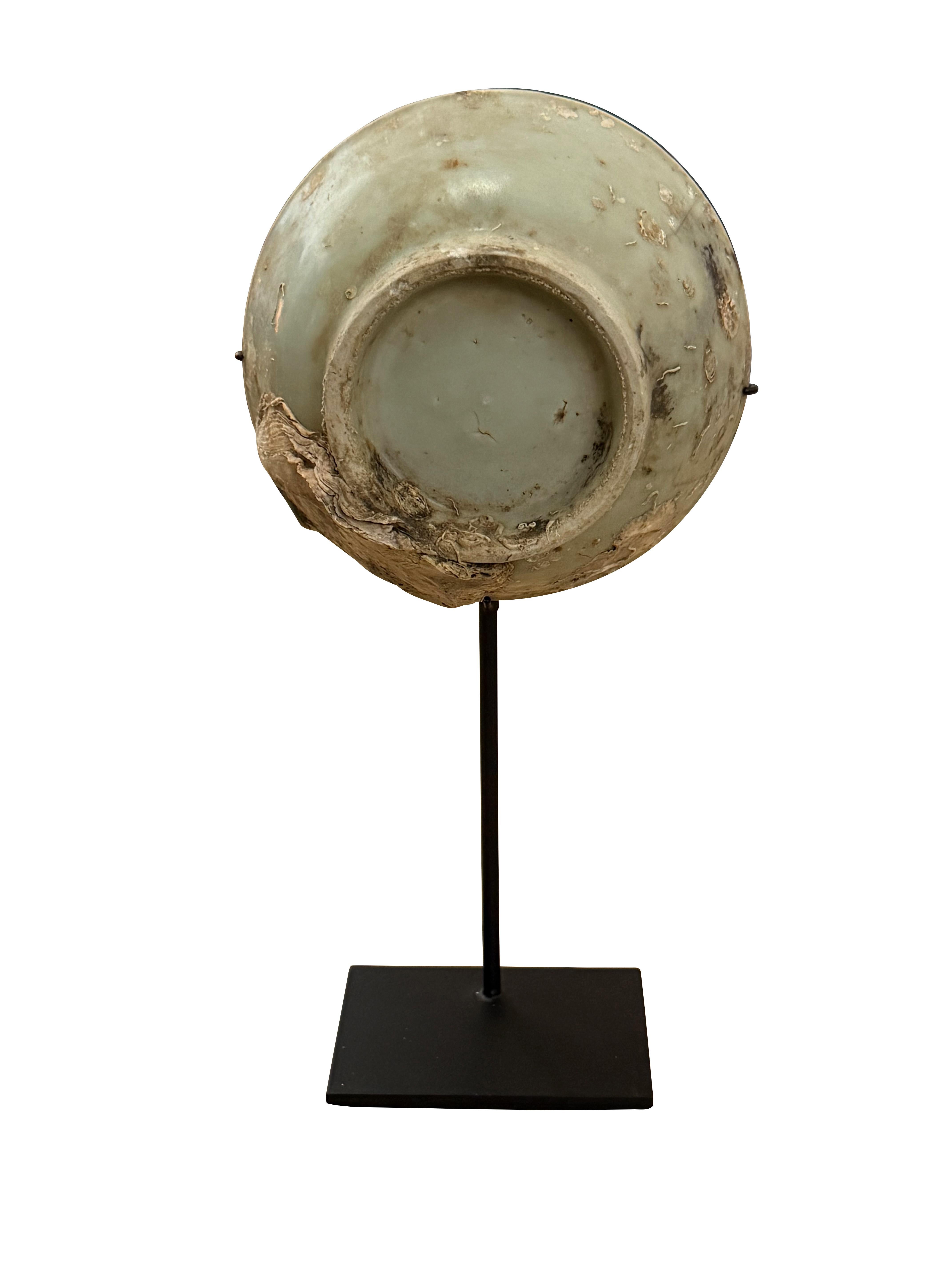 Un bol chinois du 18e siècle provenant d'une épave de navire.
Le support en métal mesure 4 x 3.
