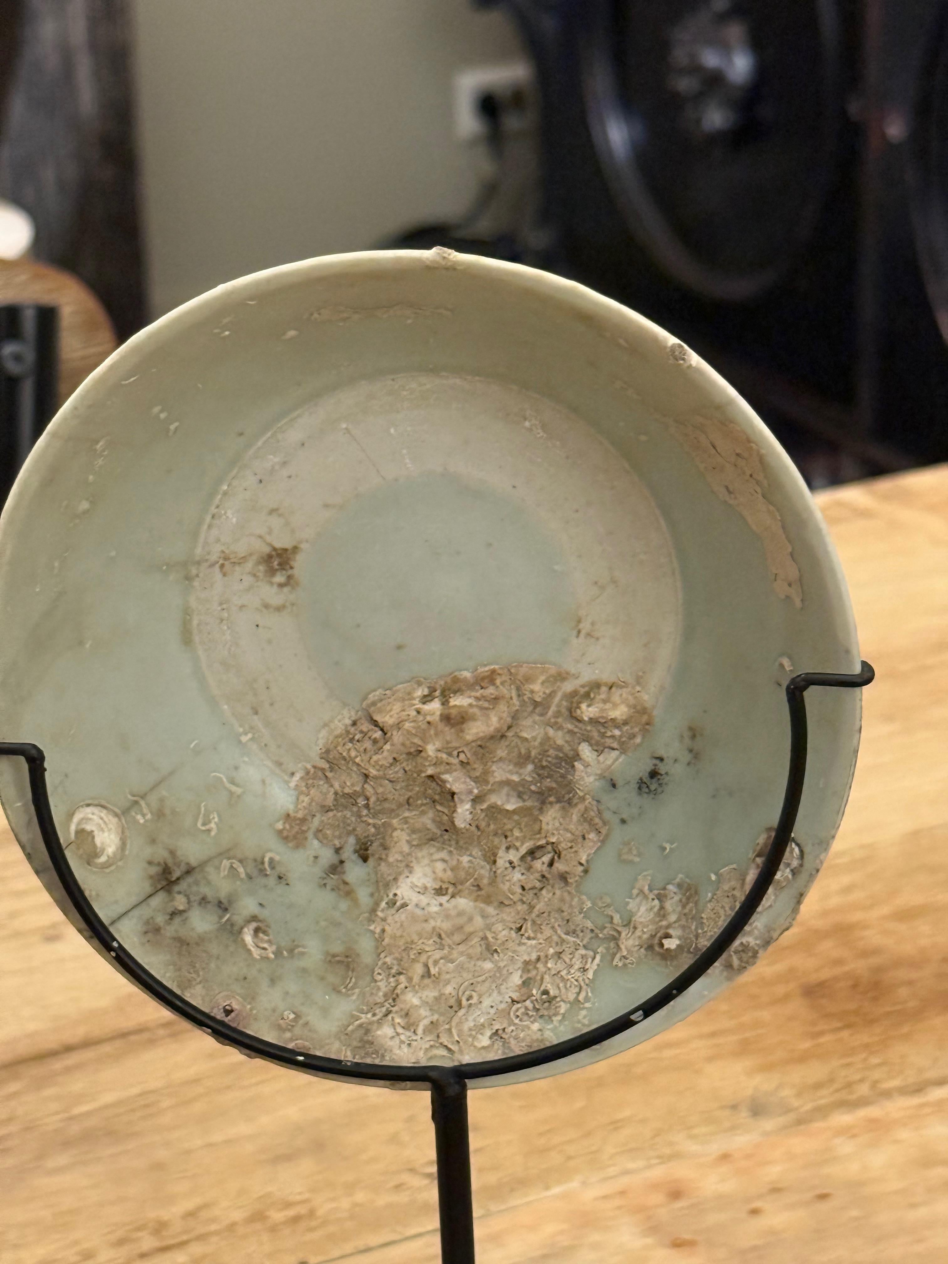 Chinois Bol vert pâle du 18e siècle provenant d'une épave de navire sur un support en métal, Chine en vente