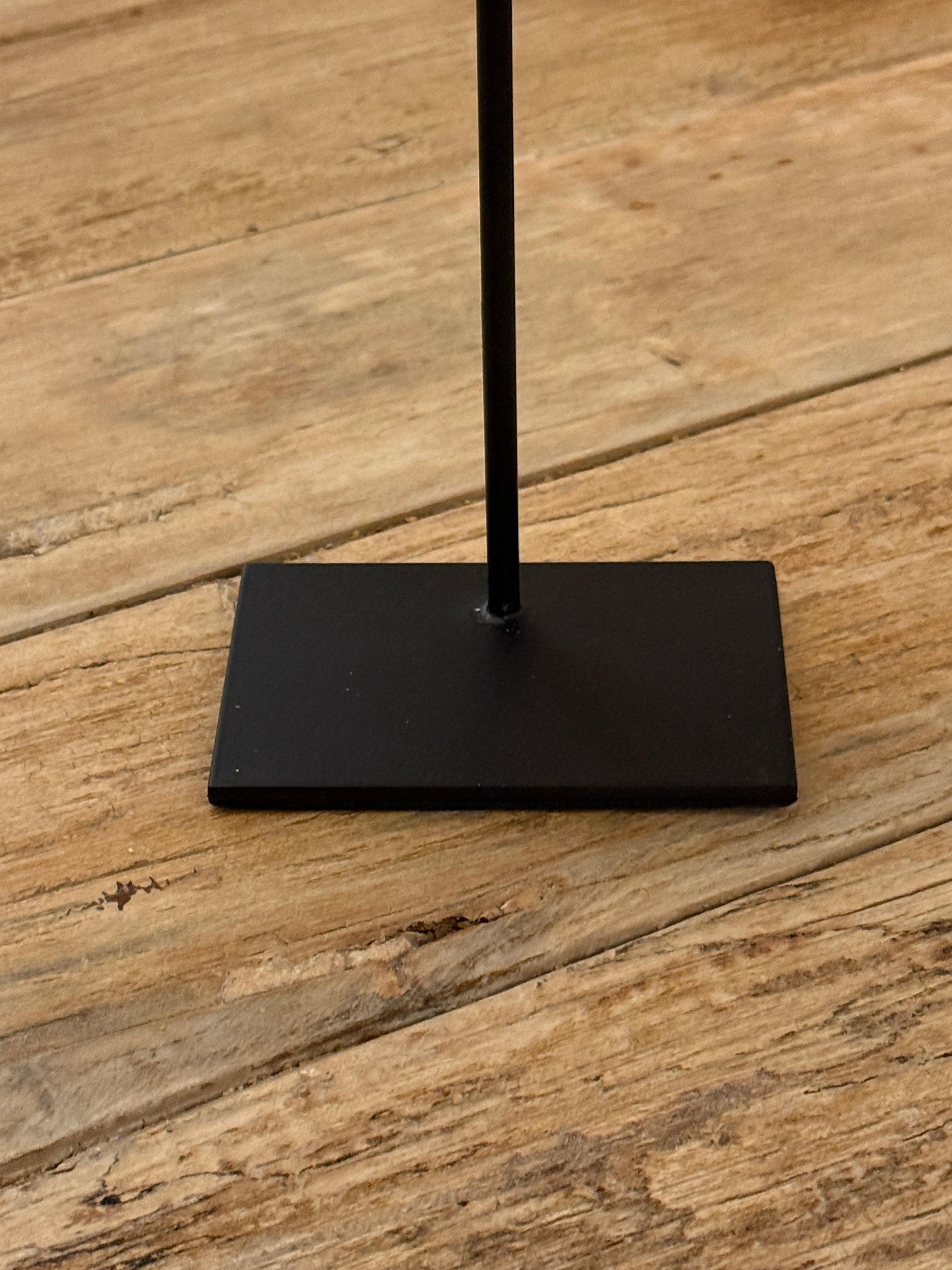 XVIIIe siècle et antérieur Bol vert pâle du 18e siècle provenant d'une épave de navire sur un support en métal, Chine en vente