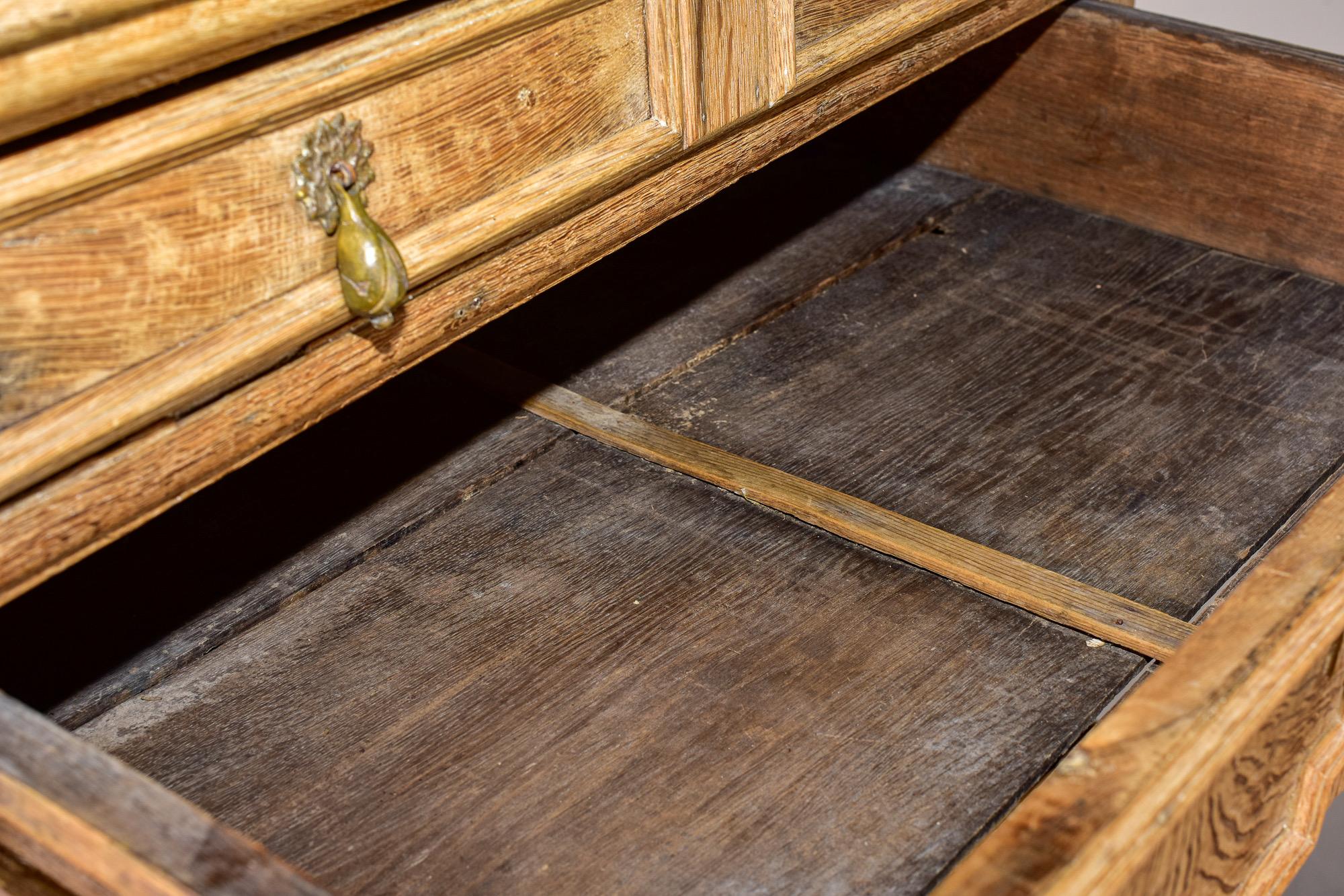 Englische Kommode aus blassem Eichenholz auf Ständer, 18. Jahrhundert im Angebot 5