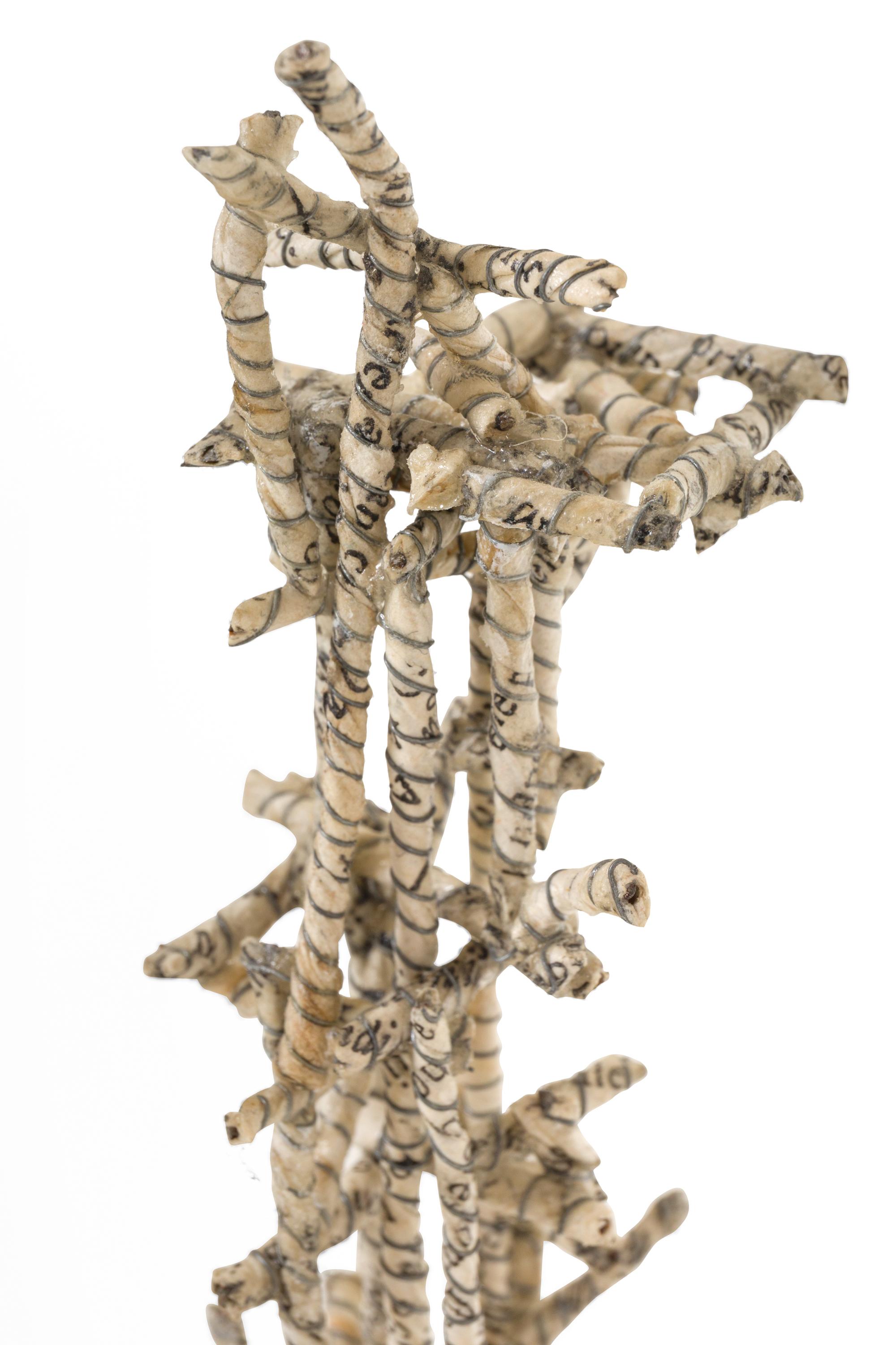 Sculpture « Primitive Cathedral » du XVIIIe siècle en fil de acier enveloppé de papier de Matteo Naggi Bon état - En vente à New York, NY