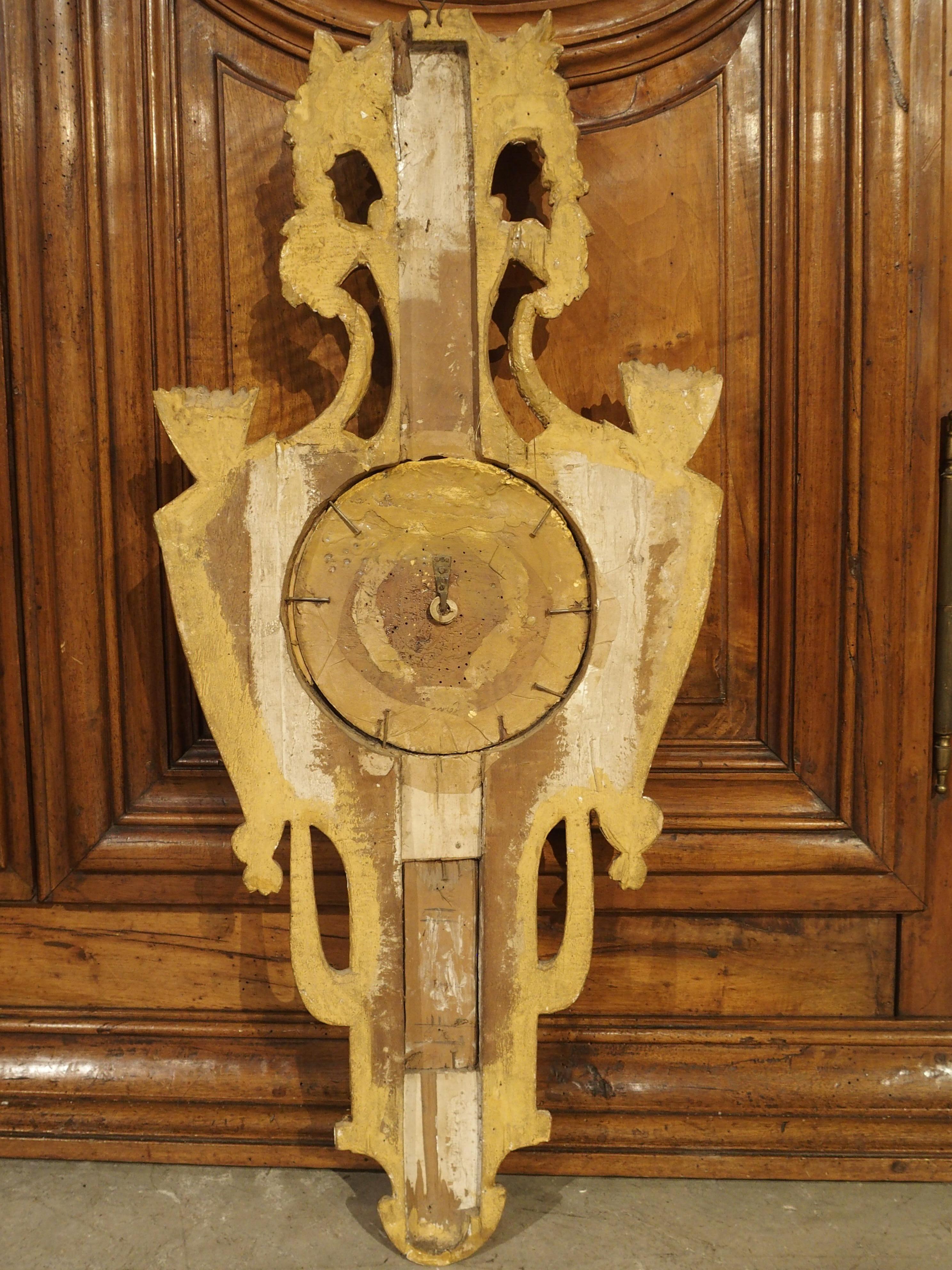 Dieses schöne Barometer und Thermometer aus vergoldetem Holz wurde in der Zeit Ludwigs XVI. in Paris, Frankreich, handgeschnitzt. In den späten 1700er Jahren waren Barometer in der Regel nur im Besitz wohlhabender Familien. Im Laufe der Zeit wurden