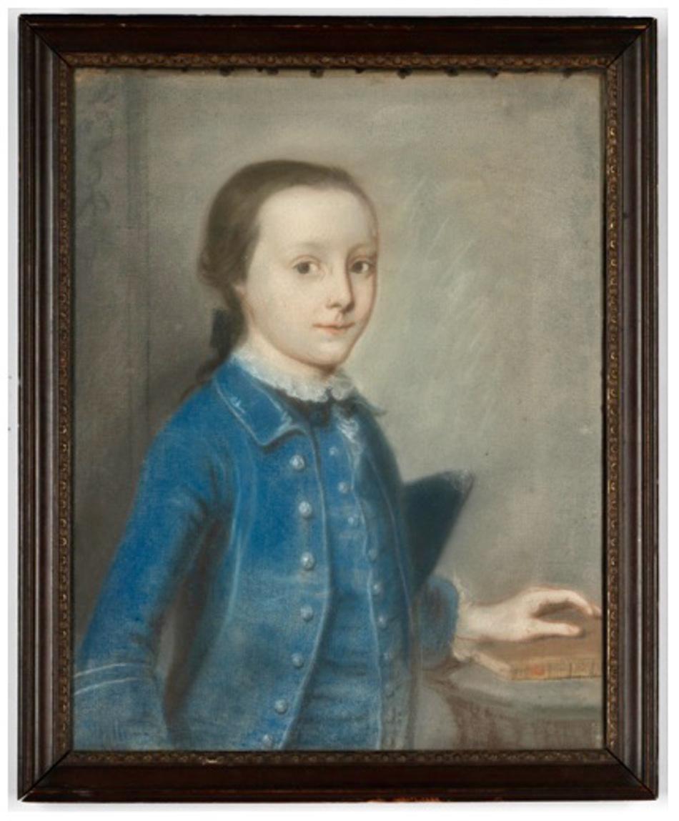 Il s'agit d'un magnifique portrait du milieu à la fin du XVIIIe siècle d'un jeune garçon vêtu d'un manteau bleu et portant un chapeau tricorne sous son bras gauche. L'innocence de ce beau garçon vous attire dans le portrait. Le portrait conserve sa