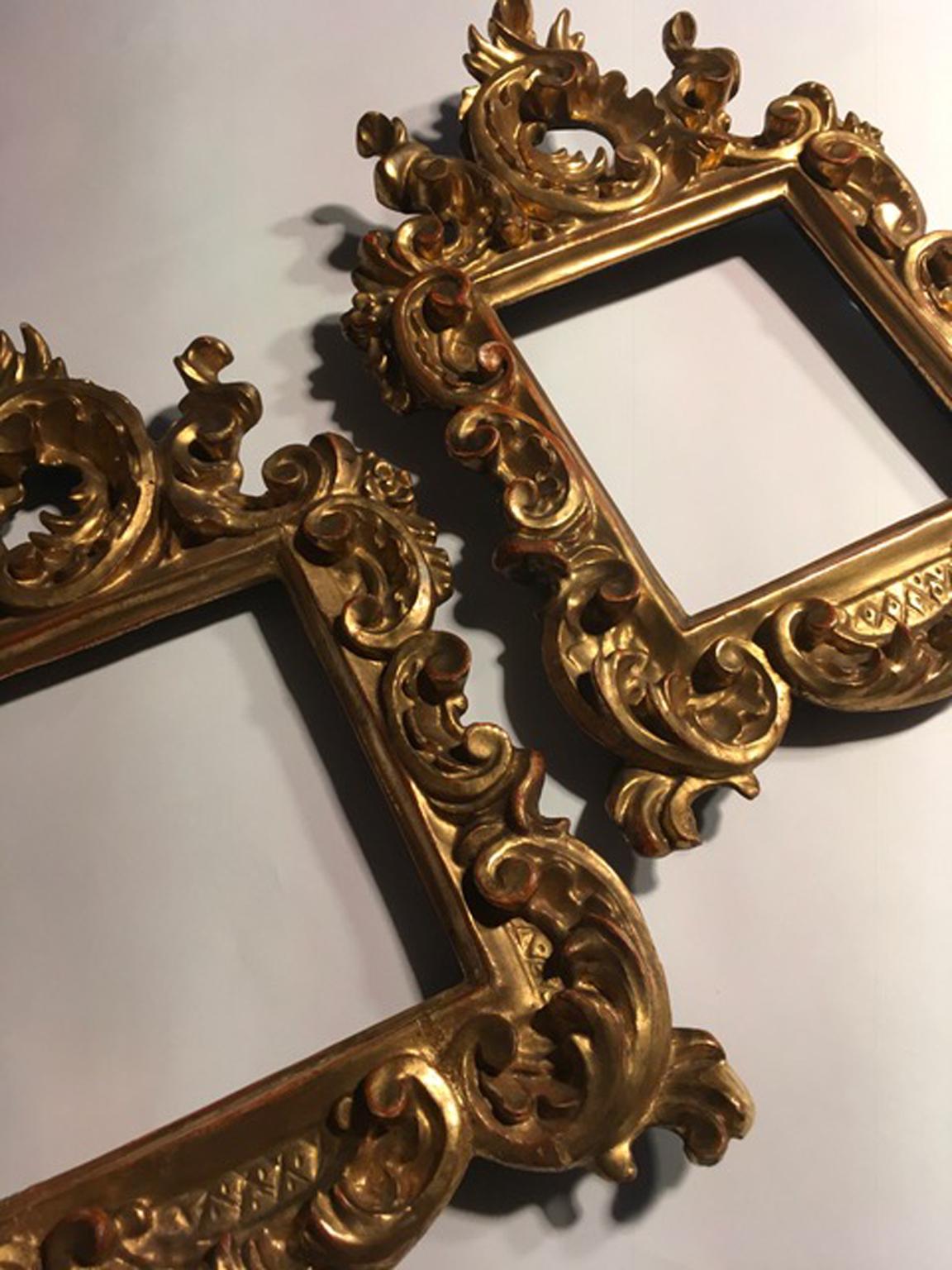 18th century patinated gold hand carved wood pair of frames in Barocco style, Italy

This is a very agreeable and not easy to find pair of frame with right and left decoration, referring to the curls on the top of the frame. 

The back shows the