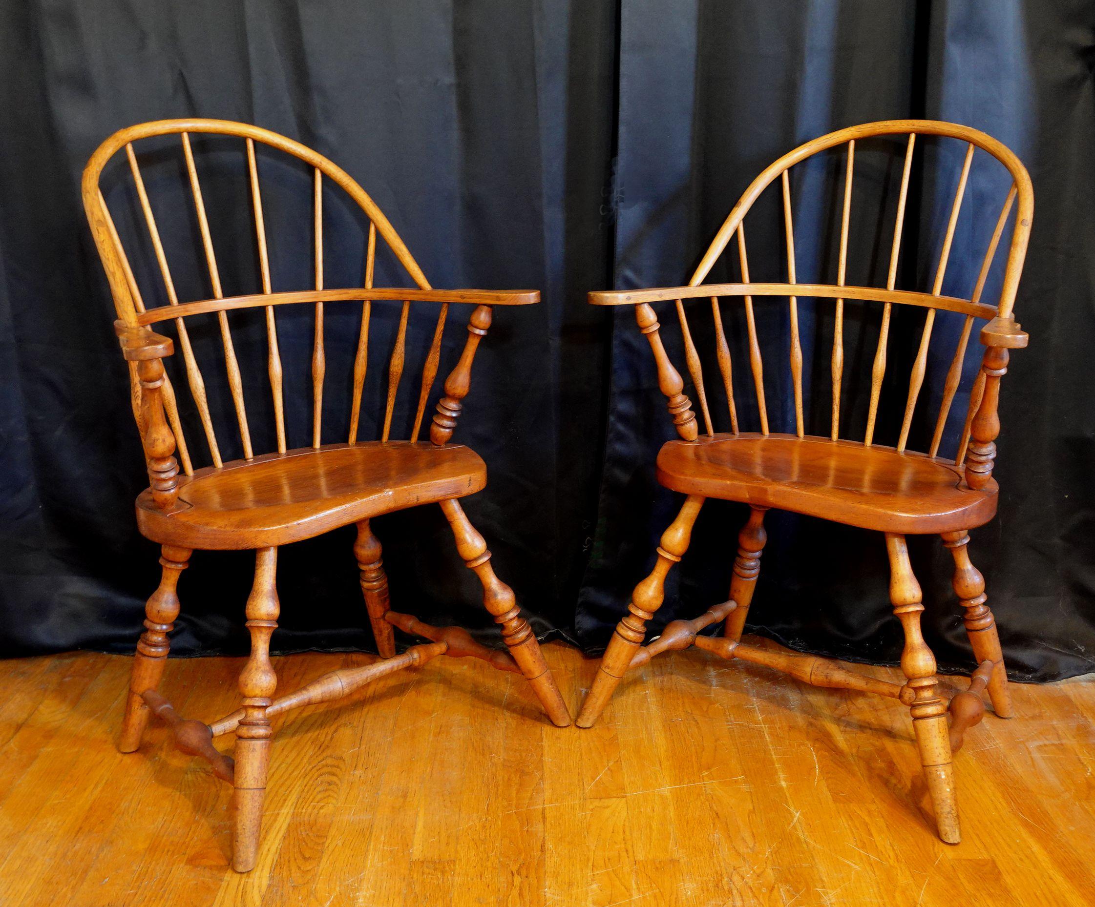 Adorable paire d'anciens fauteuils Windsor de Pennsylvanie à bras articulés et dossier en sac, en bon état de solidité.