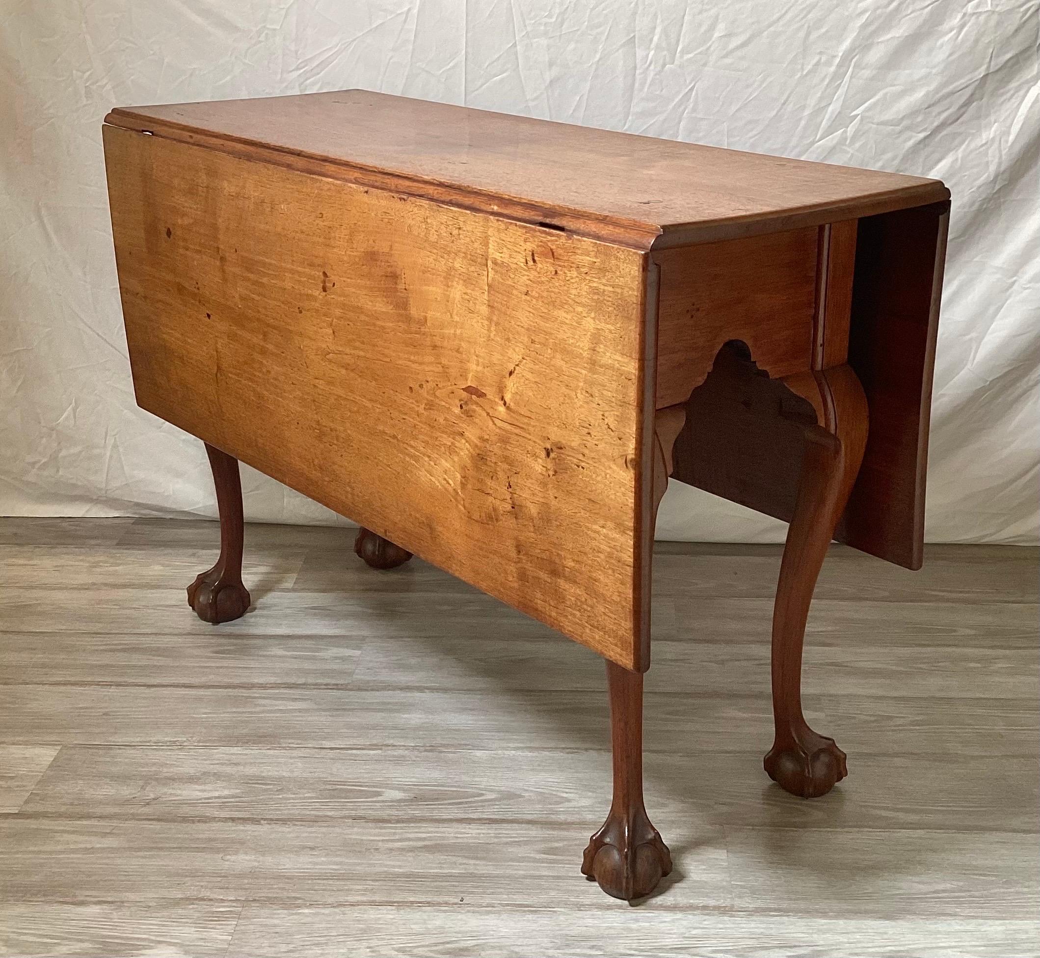 18th Century Period Chippendale Walnut Drop Leaf Table In Good Condition For Sale In Lambertville, NJ