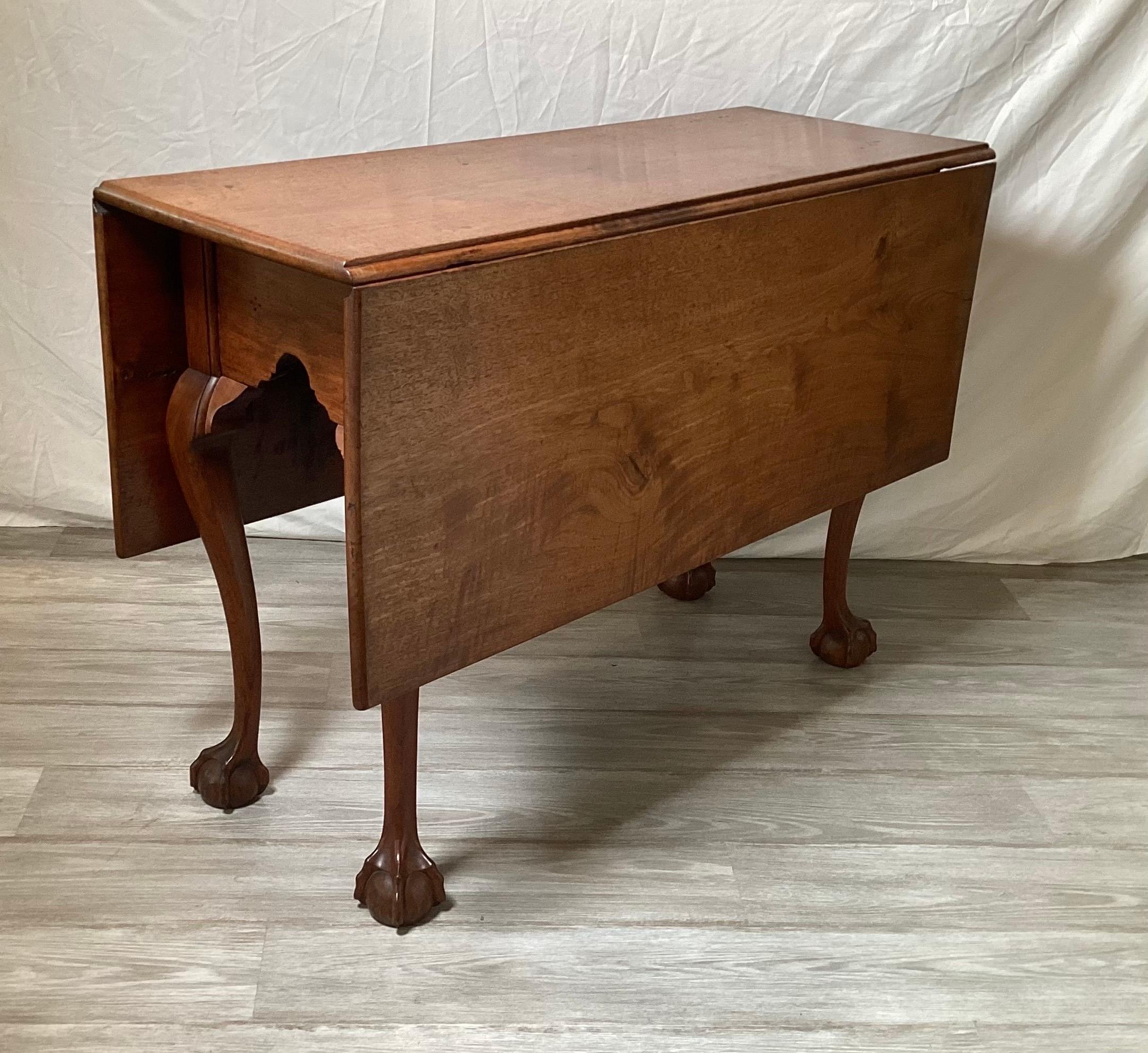 Late 18th Century 18th Century Period Chippendale Walnut Drop Leaf Table For Sale