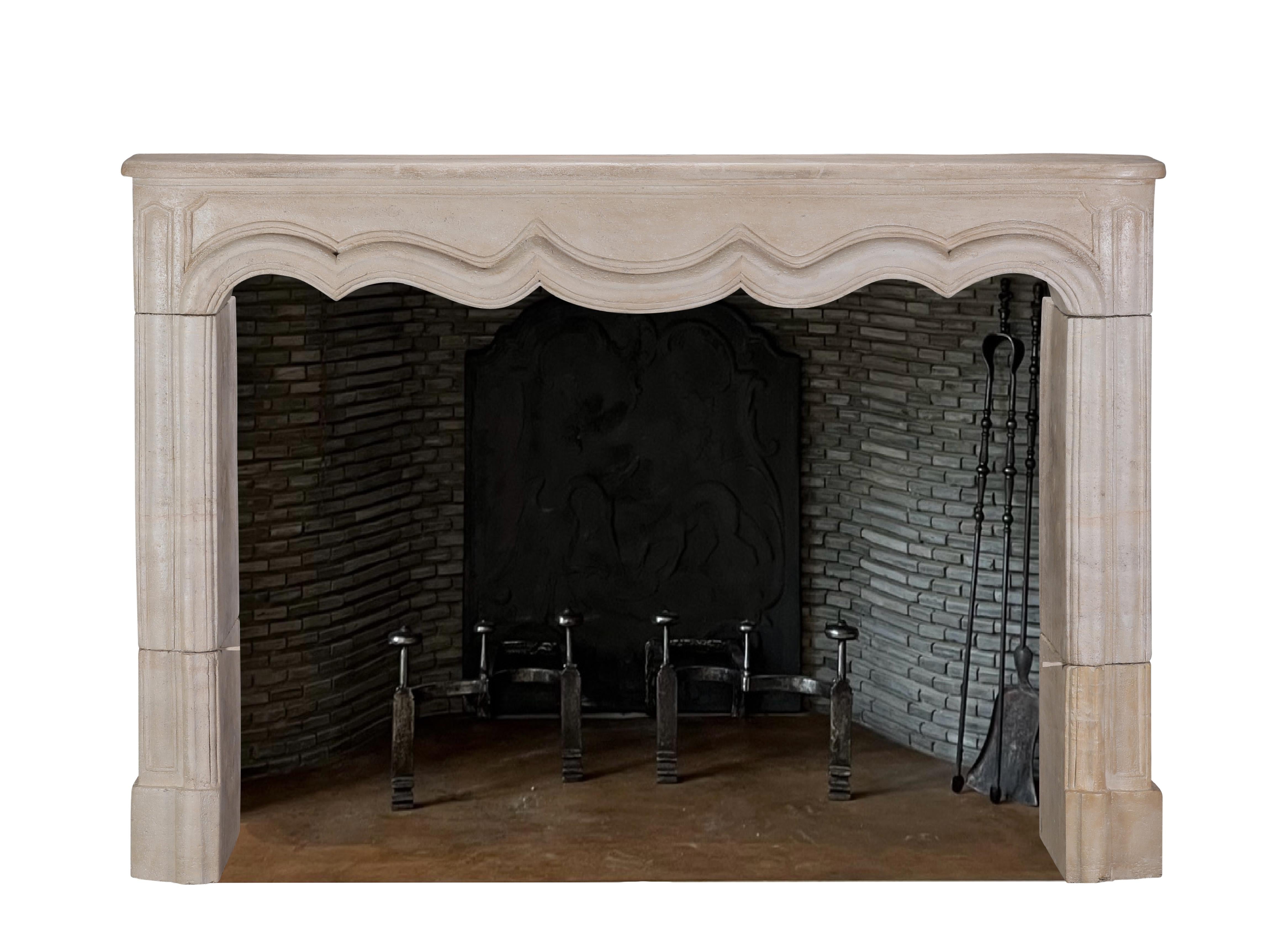 Belle cheminée française ornée d'époque 18ème siècle.
La cheminée est décorée d'un motif ondulé complexe et inhabituel le long de son bord supérieur, pour une installation charmante et élégante, parfaite pour ajouter une touche chaleureuse et