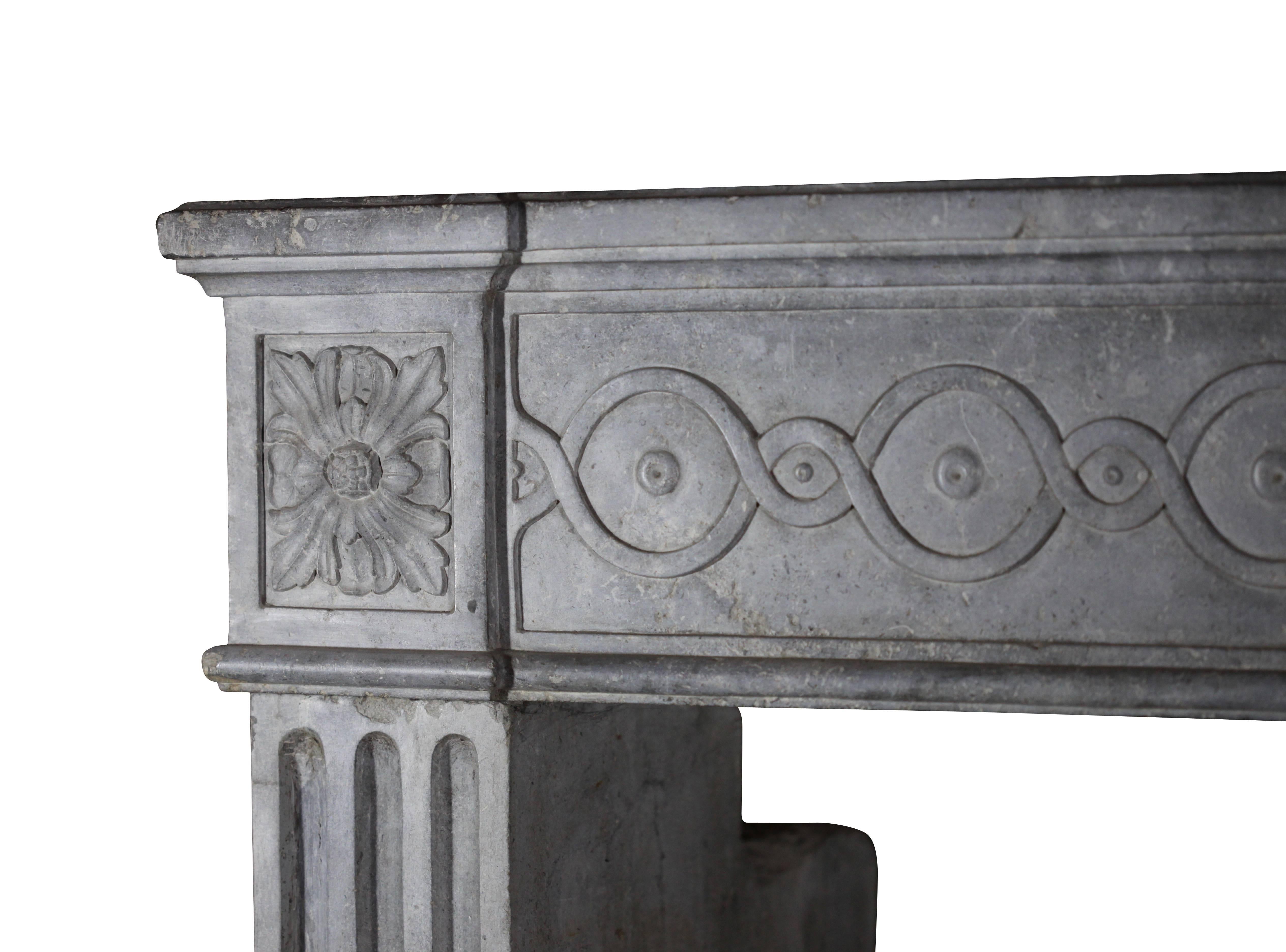 Französischer zeitgenössischer Kaminsims aus grauem, hartem Kalkstein, 18. Jahrhundert im Zustand „Hervorragend“ im Angebot in Beervelde, BE
