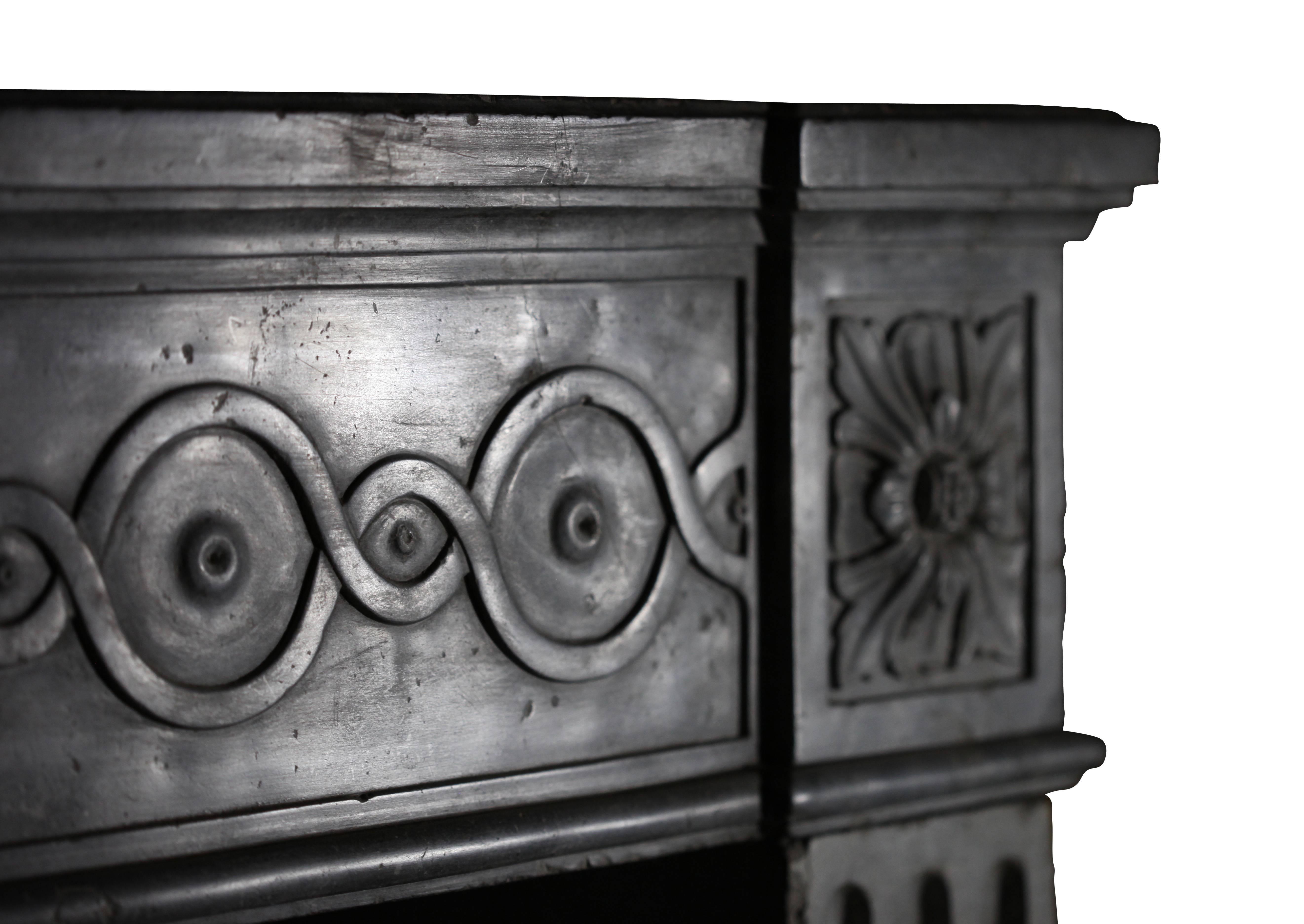 Französischer zeitgenössischer Kaminsims aus grauem, hartem Kalkstein, 18. Jahrhundert im Angebot 1