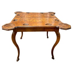 Table à jeux en marqueterie et loupe d'Italie du 18e siècle