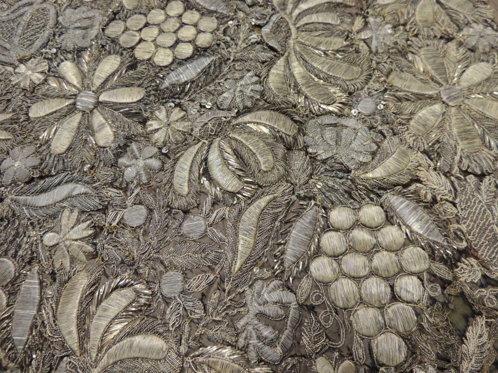 XVIIIe siècle et antérieur Textile persan de l'Empire ottoman du 18ème siècle à fils métalliques dorés