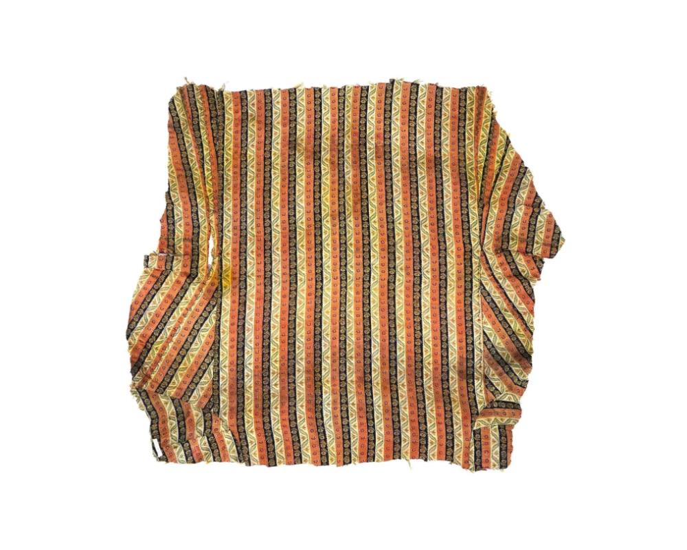 Un ancien textile persan iranien de la dynastie Safavide, tissé à la main. Le textile est orné de motifs floraux et de feuillages traditionnels dans les tons jaune, orange et noir. Circa : 18e siècle. L'Iran safavide ou la Perse safavide, également