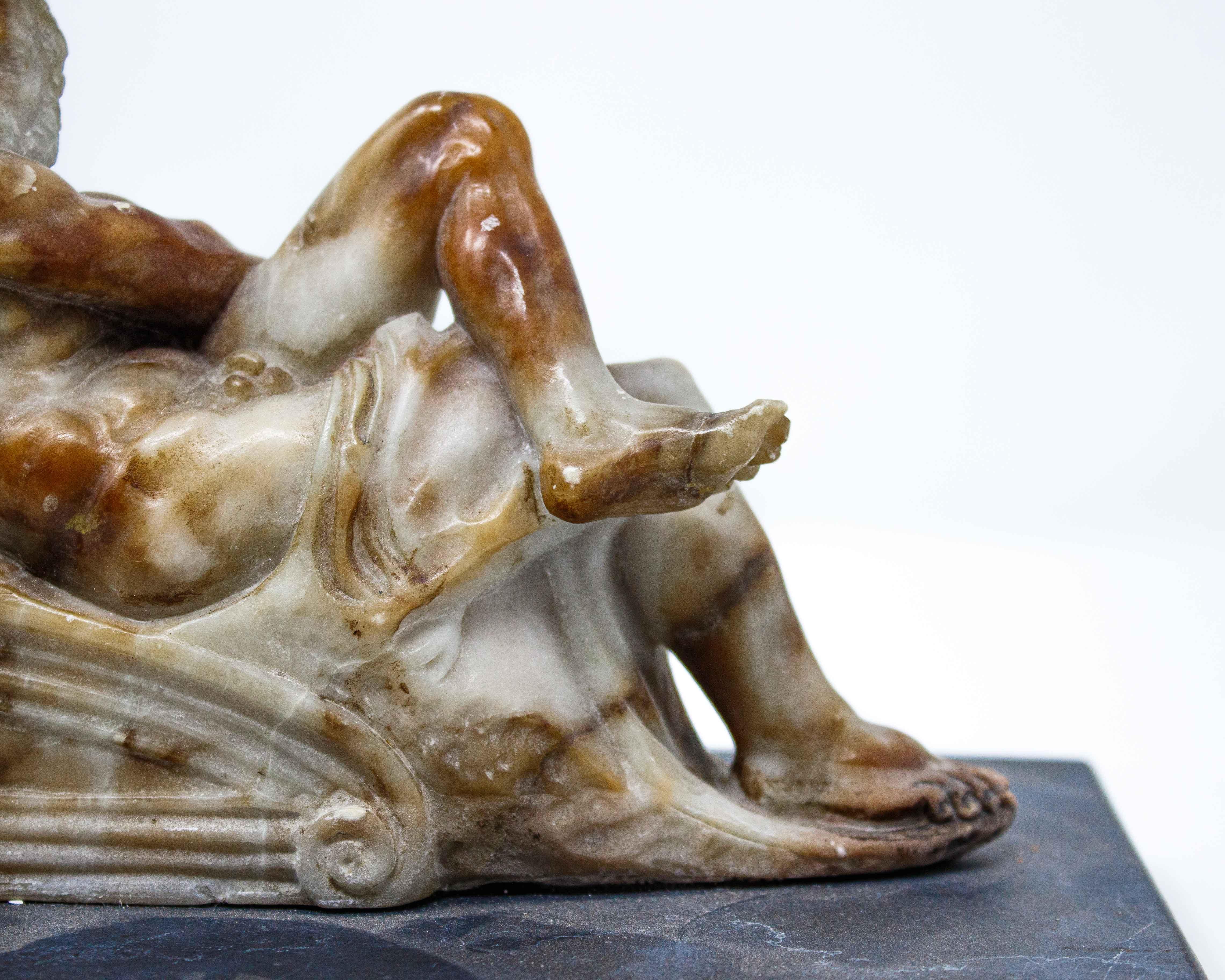 Personnalisation de la sculpture du jour en albâtre du 18e siècle en vente 1