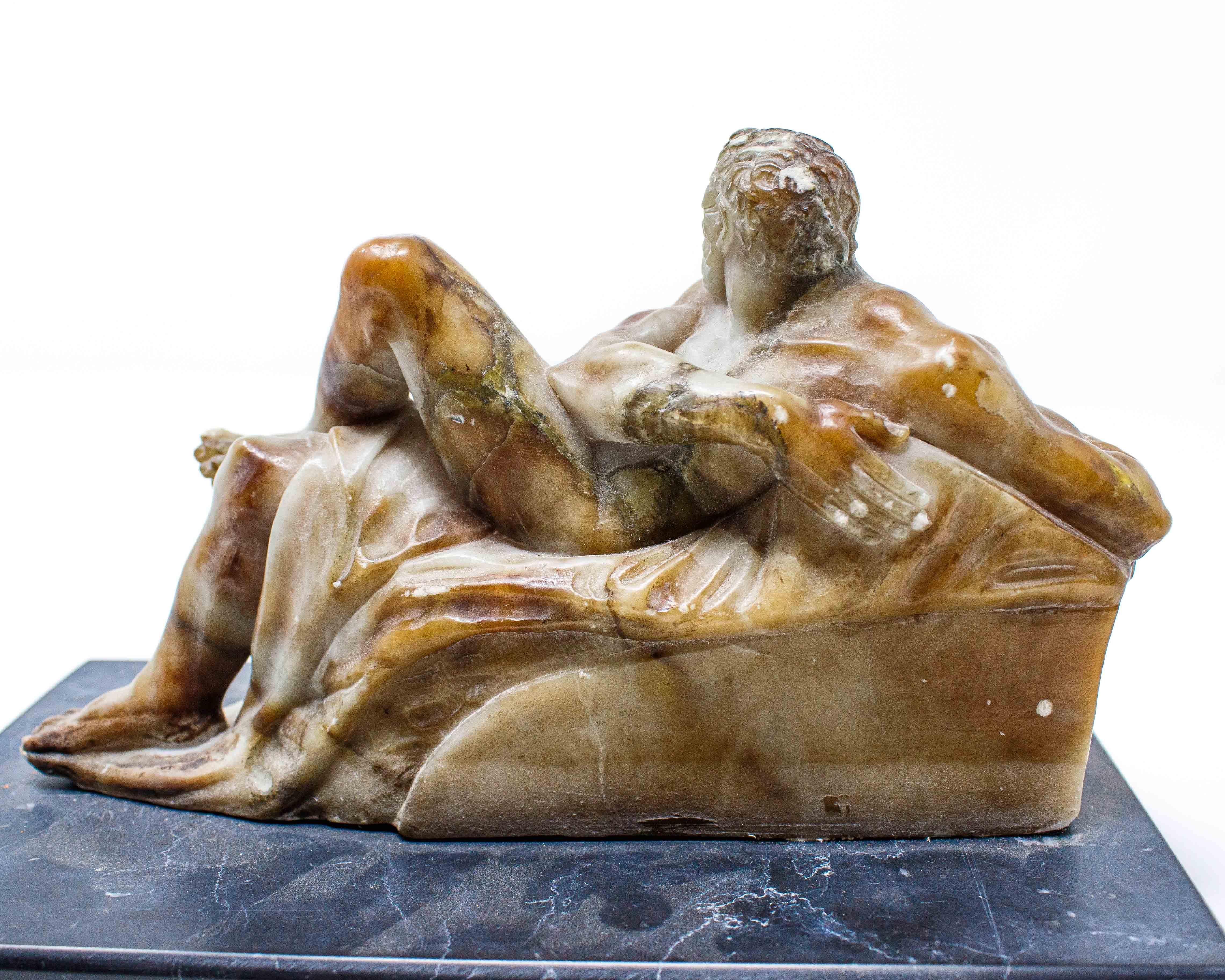 Personnalisation de la sculpture du jour en albâtre du 18e siècle en vente 3