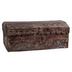 Coffre à dôme en cuir gravé péruvien du 18e siècle daté de 1767