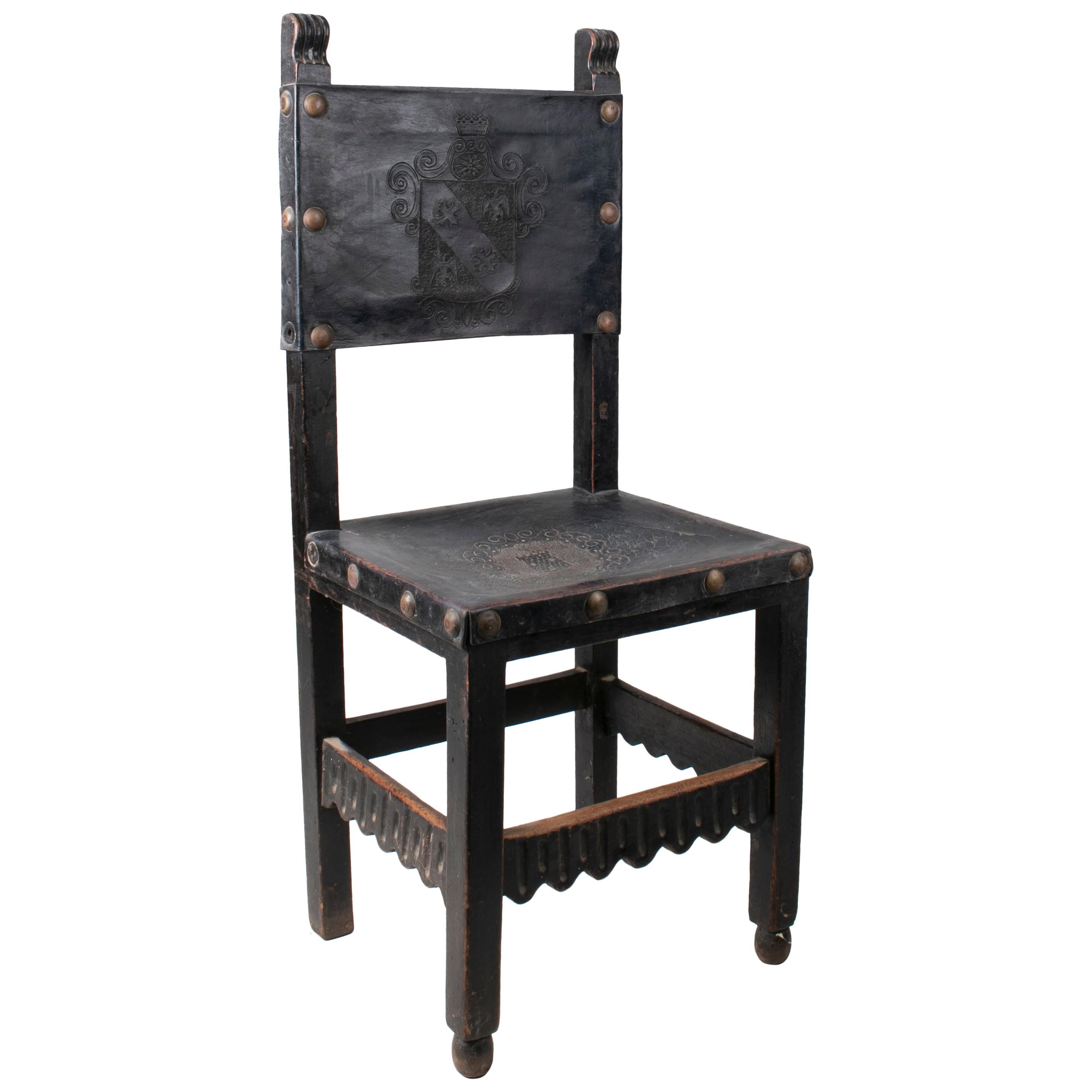 chaise en bois "frailero" péruvienne du 18e siècle à assise et dossier en cuir en vente