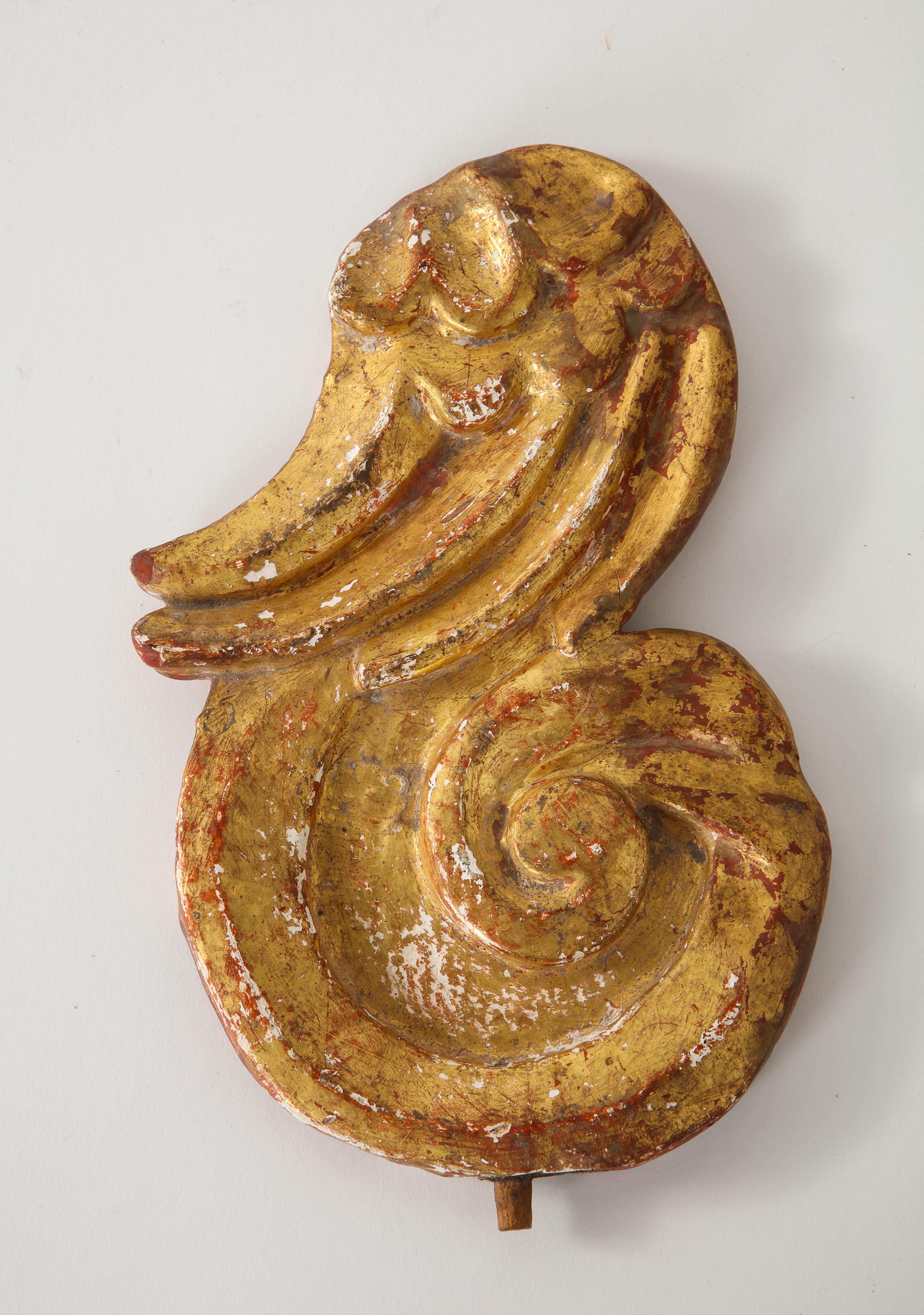 Resti architettonici in foglia d'oro, gesso e legno del XVIII secolo con dettagli di ali provenienti dal Perù.