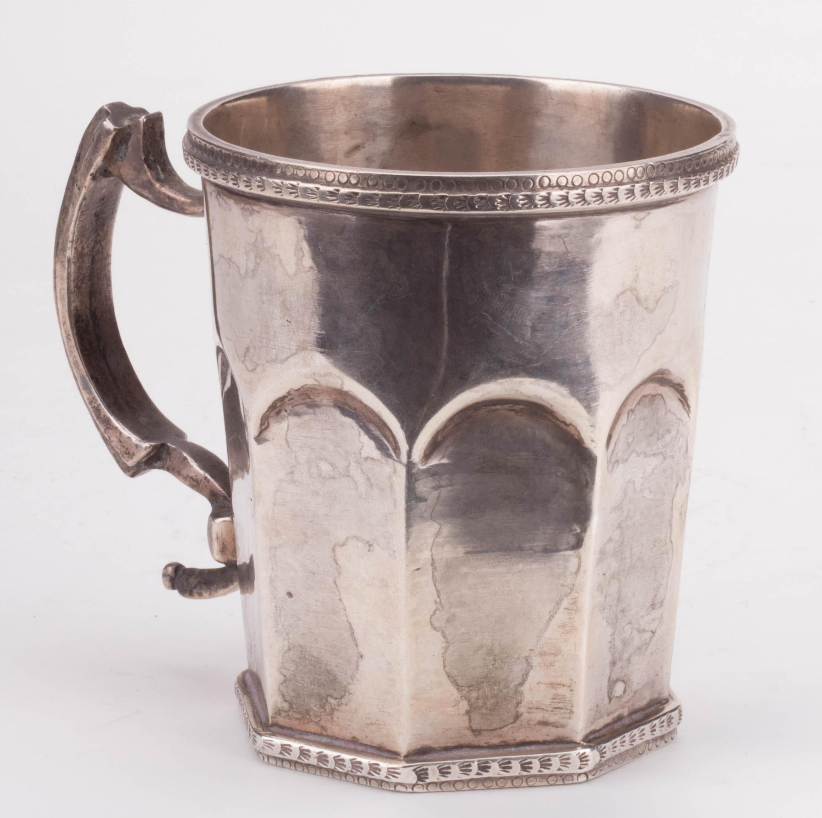 18th century Peruvian sterling silver jug with pearl decoration.

Silver by weight: 520 g.