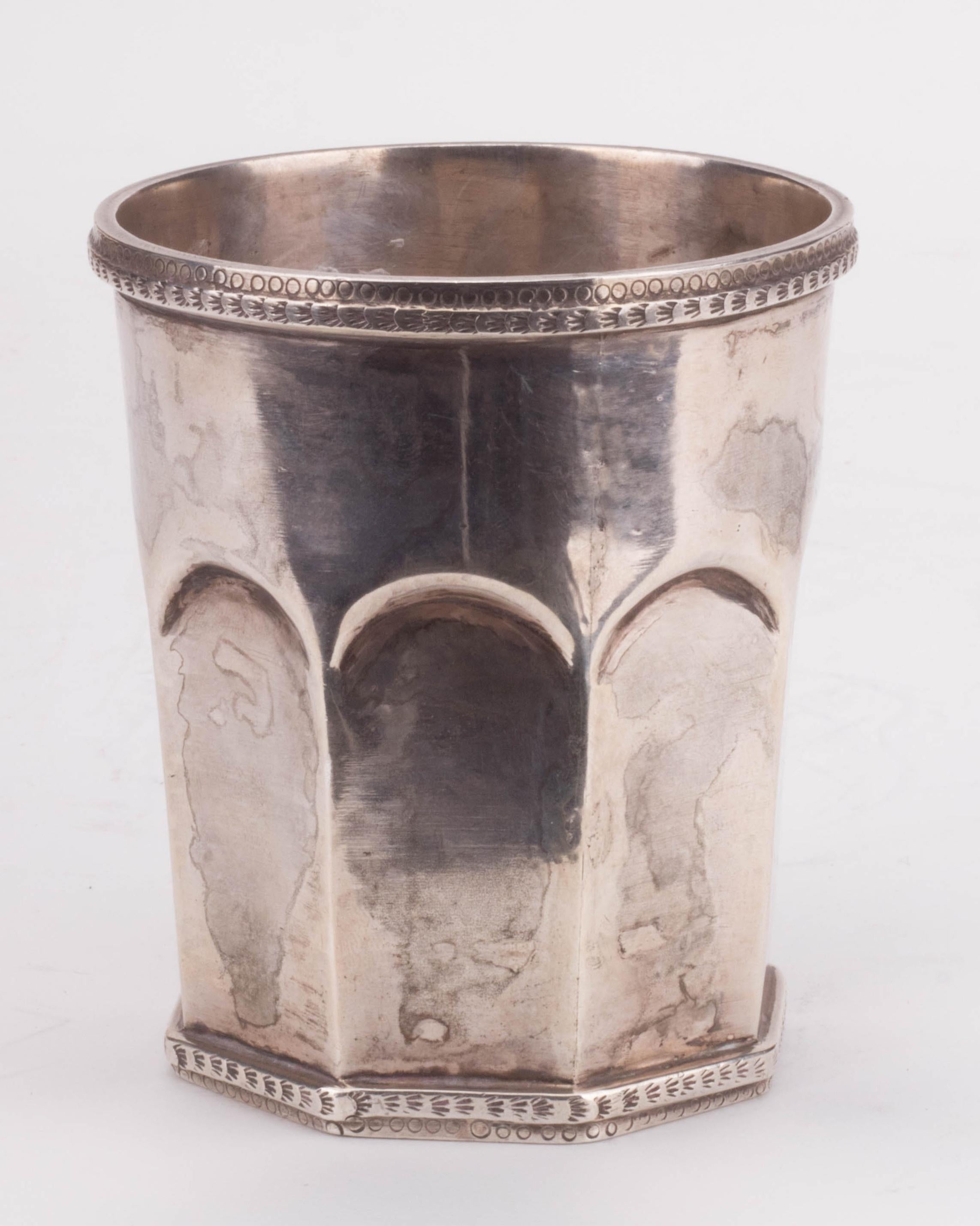 18th Century Peruvian Sterling Silver Jug with Pearl Decoration In Good Condition In Marbella, ES