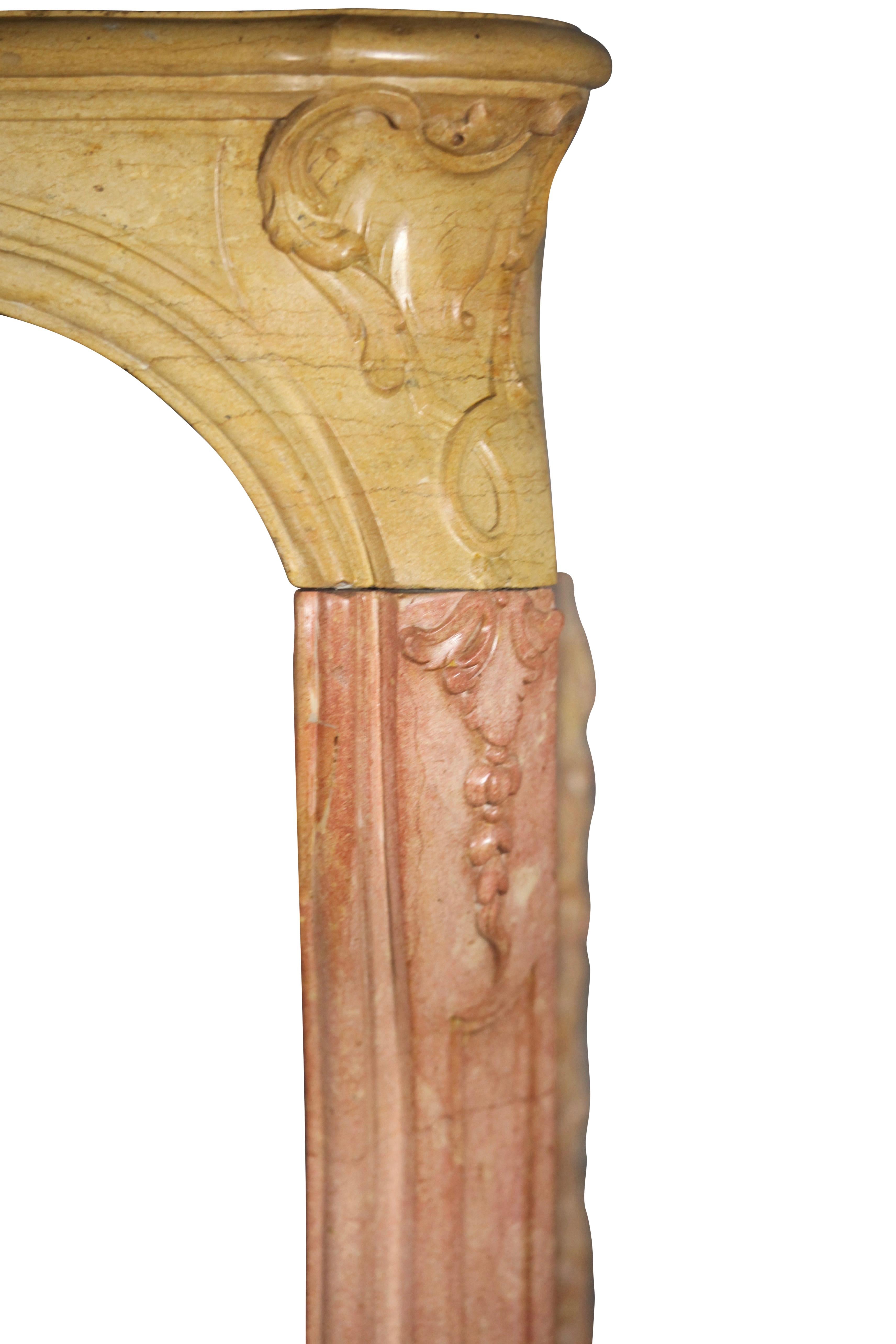 Entorno de Chimenea Antiguo de Mármol Calizo Francés Petite del Siglo XVIII en venta 6