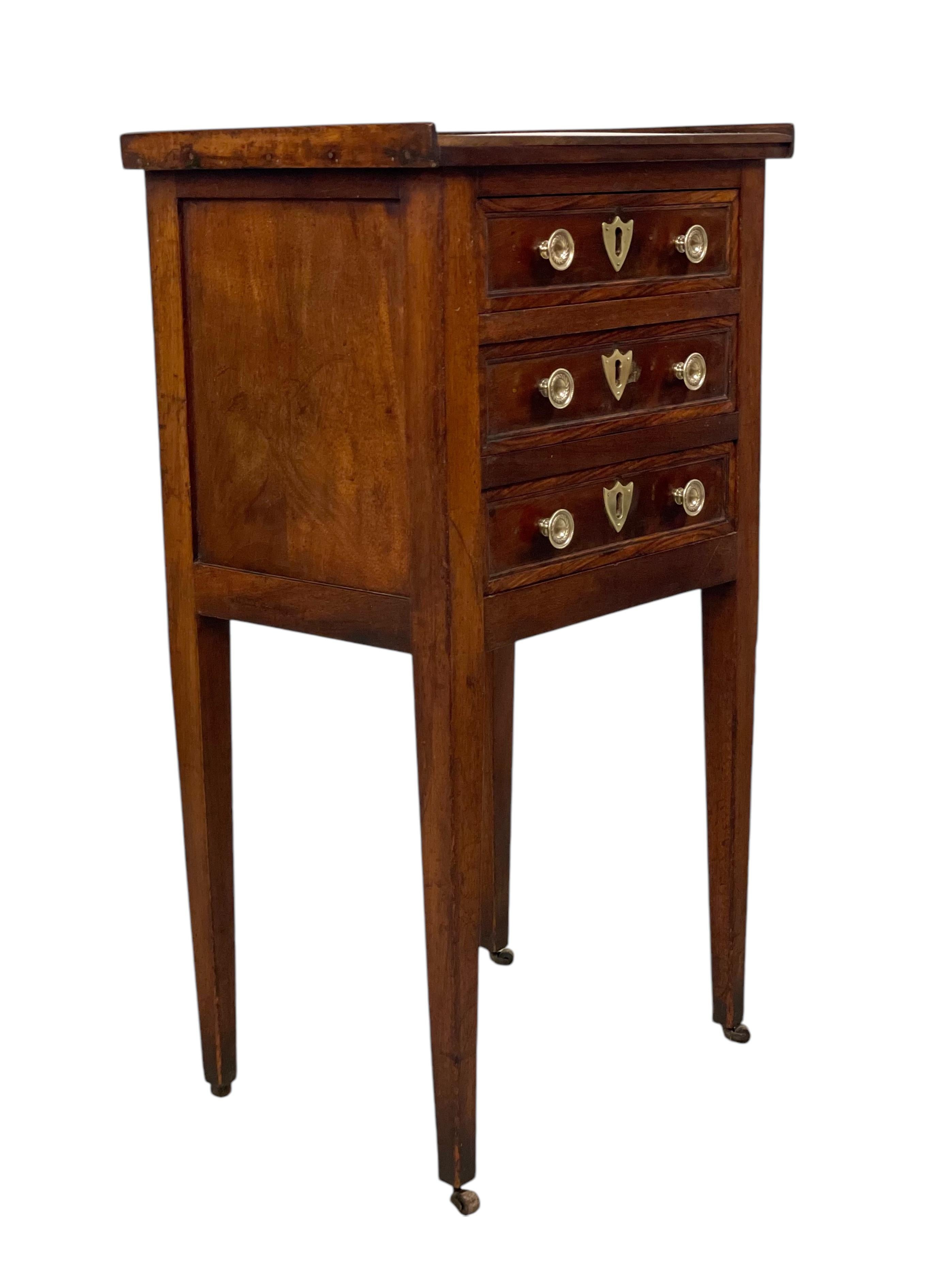 Commode in legno di noce del XVIII secolo in vendita 3